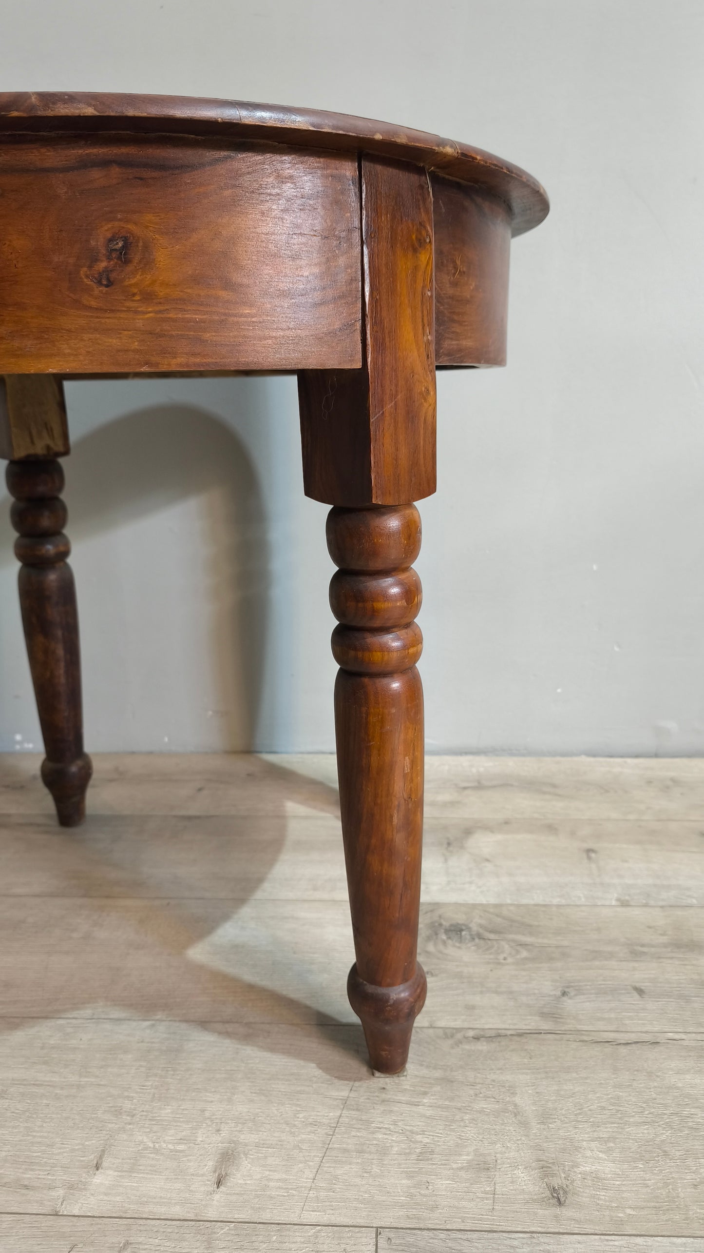 78189 Tavolo in legno con piano rotondo