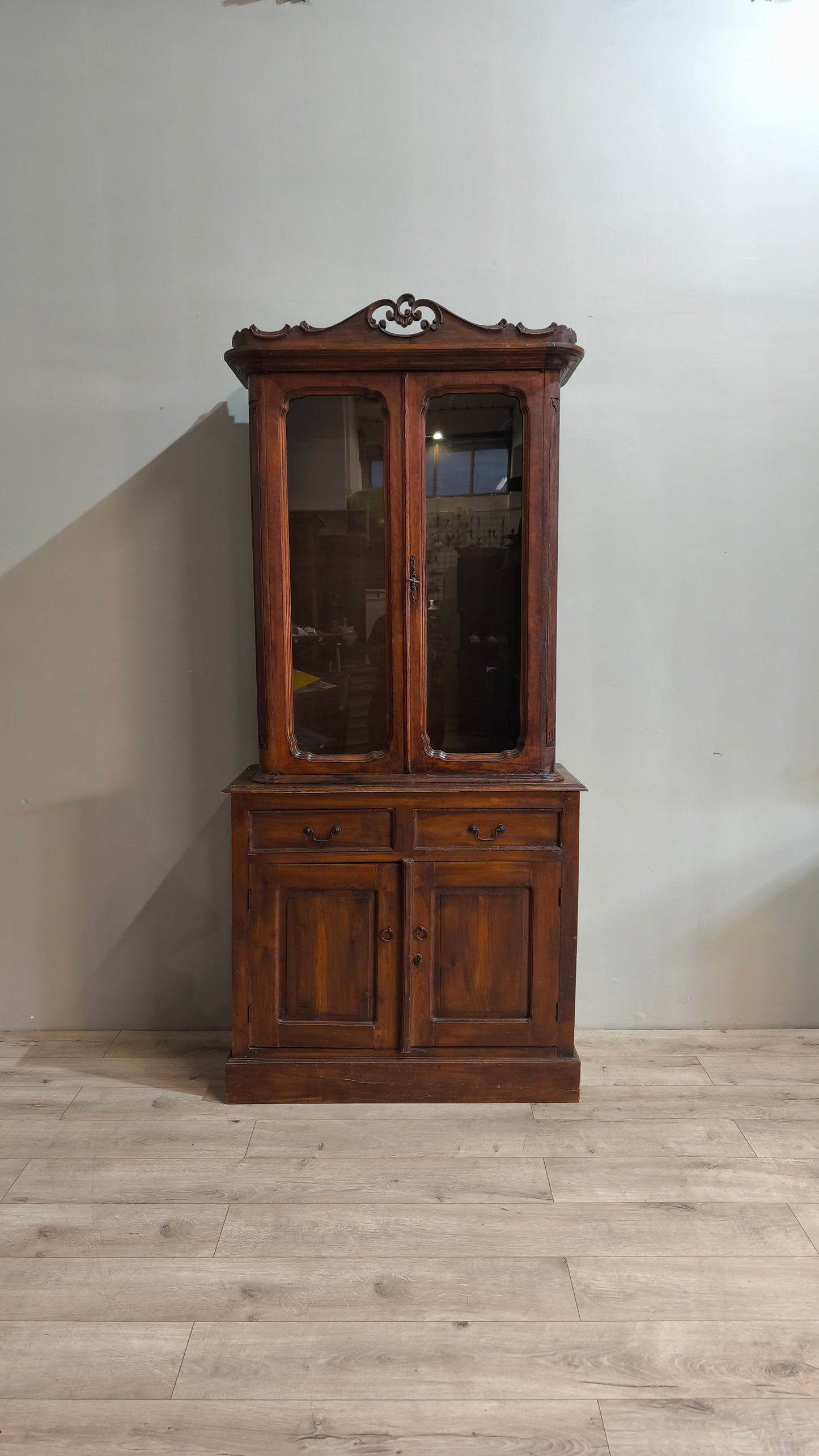 78131 Vetrina in legno due sportelli