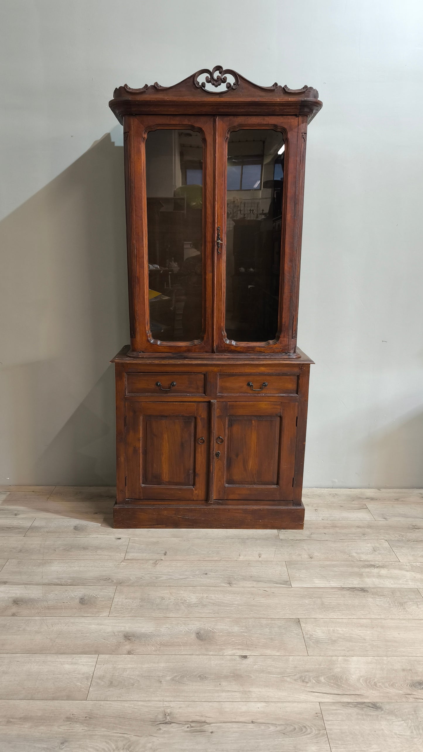 78131 Vetrina in legno due sportelli
