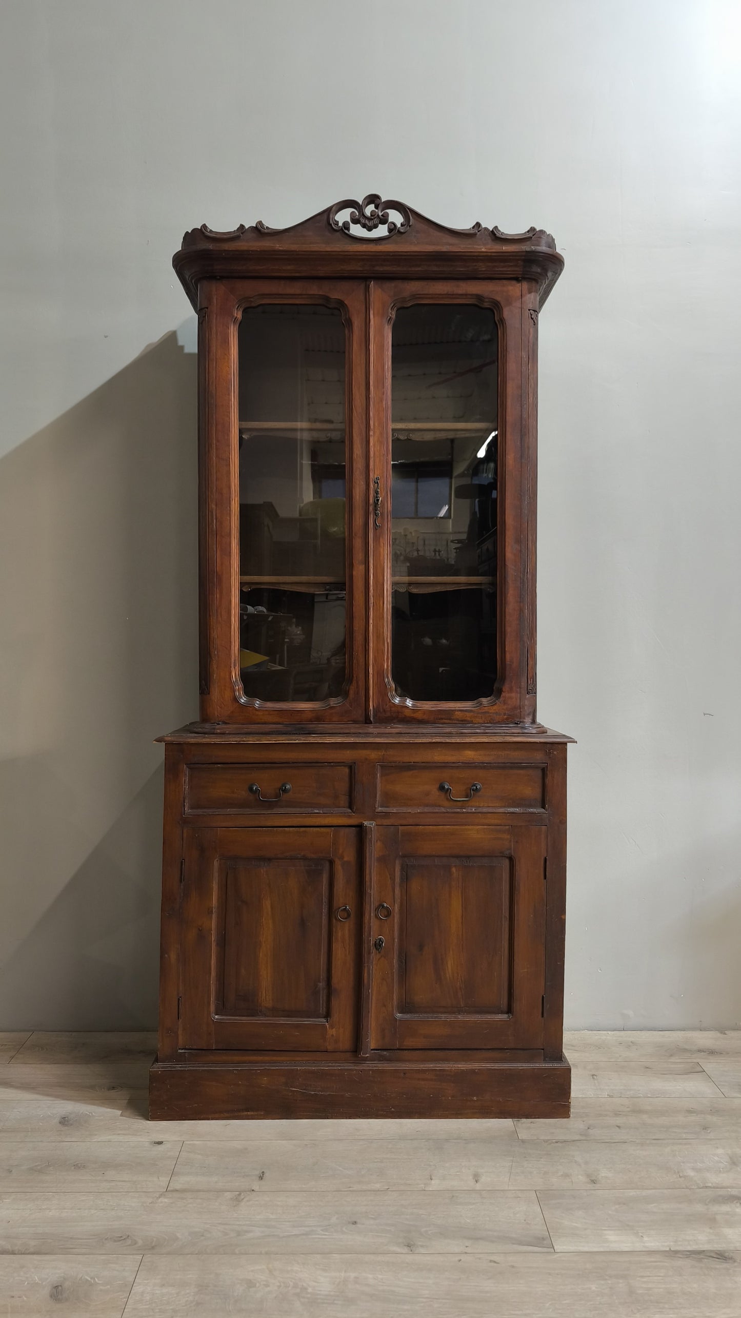 78131 Vetrina in legno due sportelli