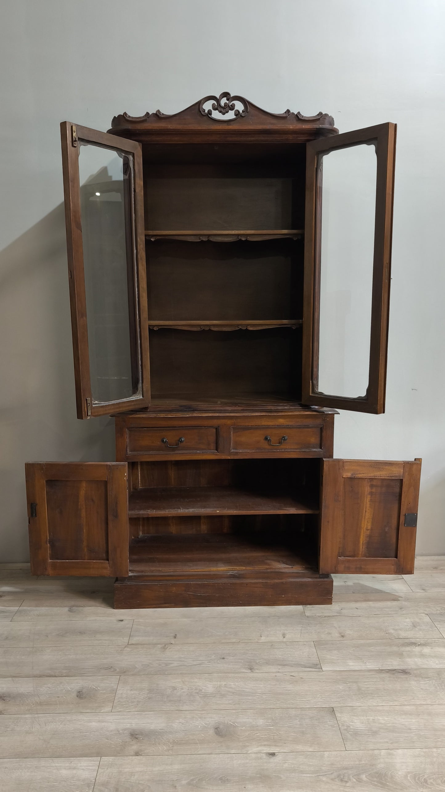 78131 Vetrina in legno due sportelli