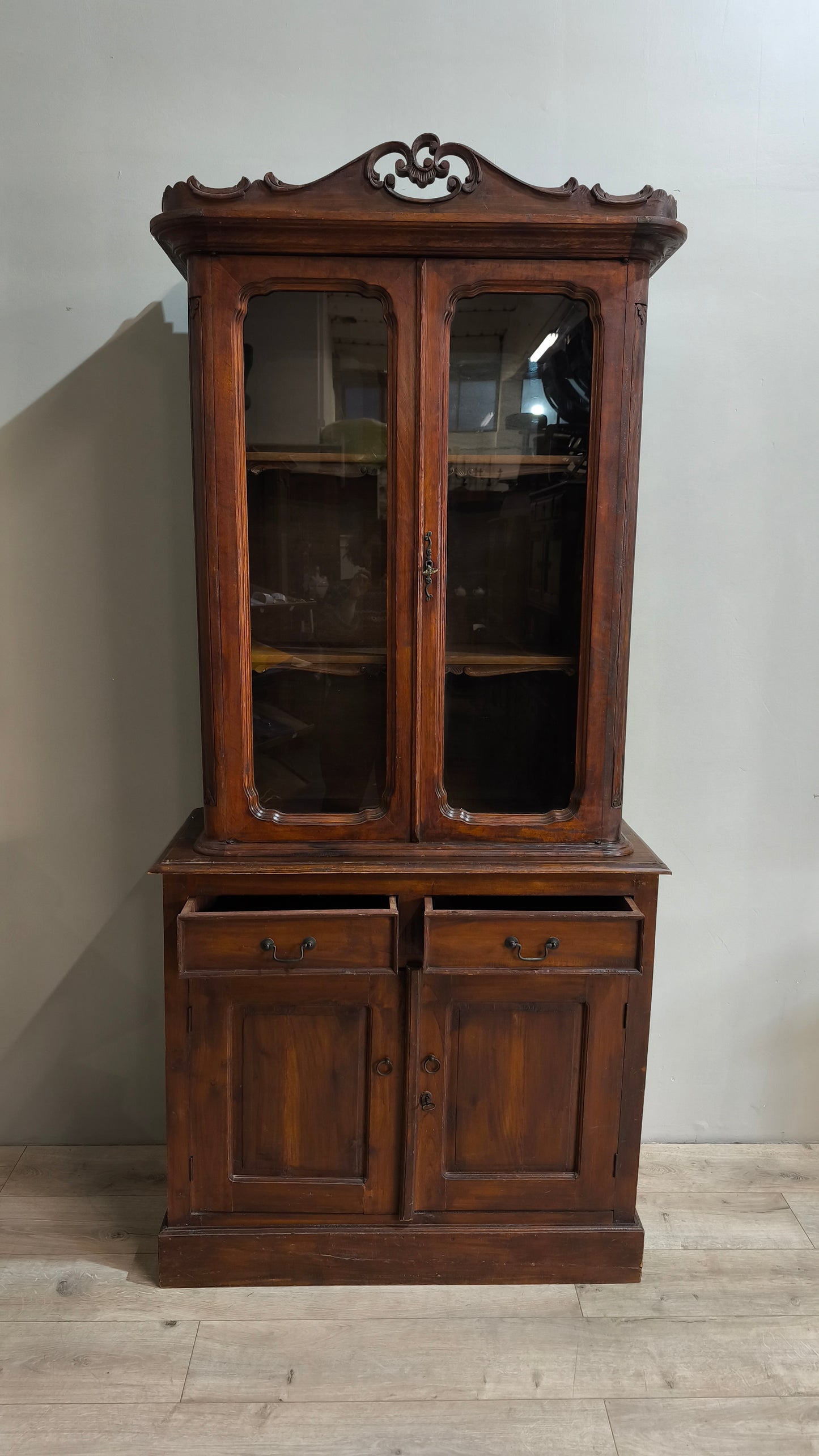 78131 Vetrina in legno due sportelli