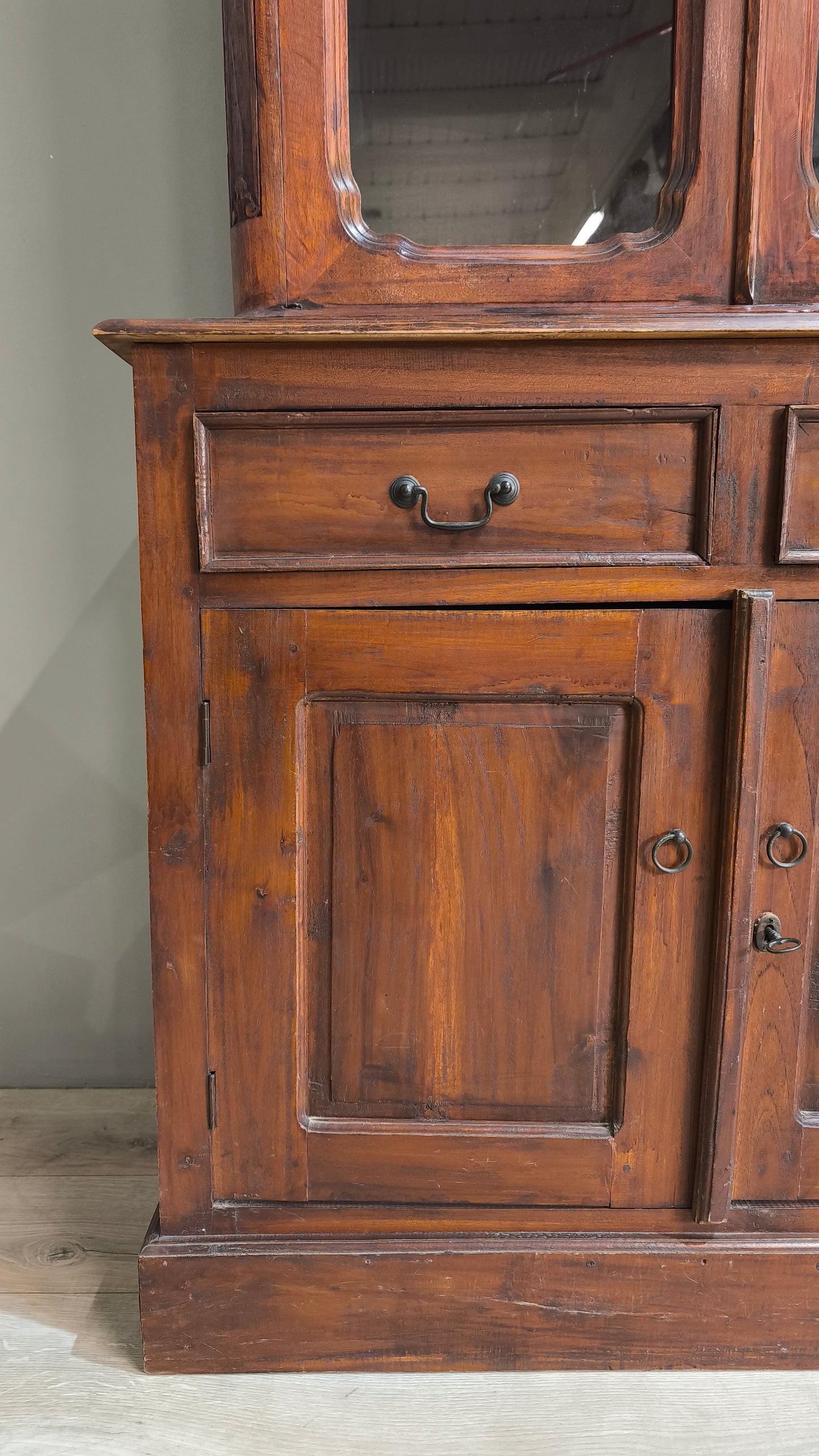 78131 Vetrina in legno due sportelli
