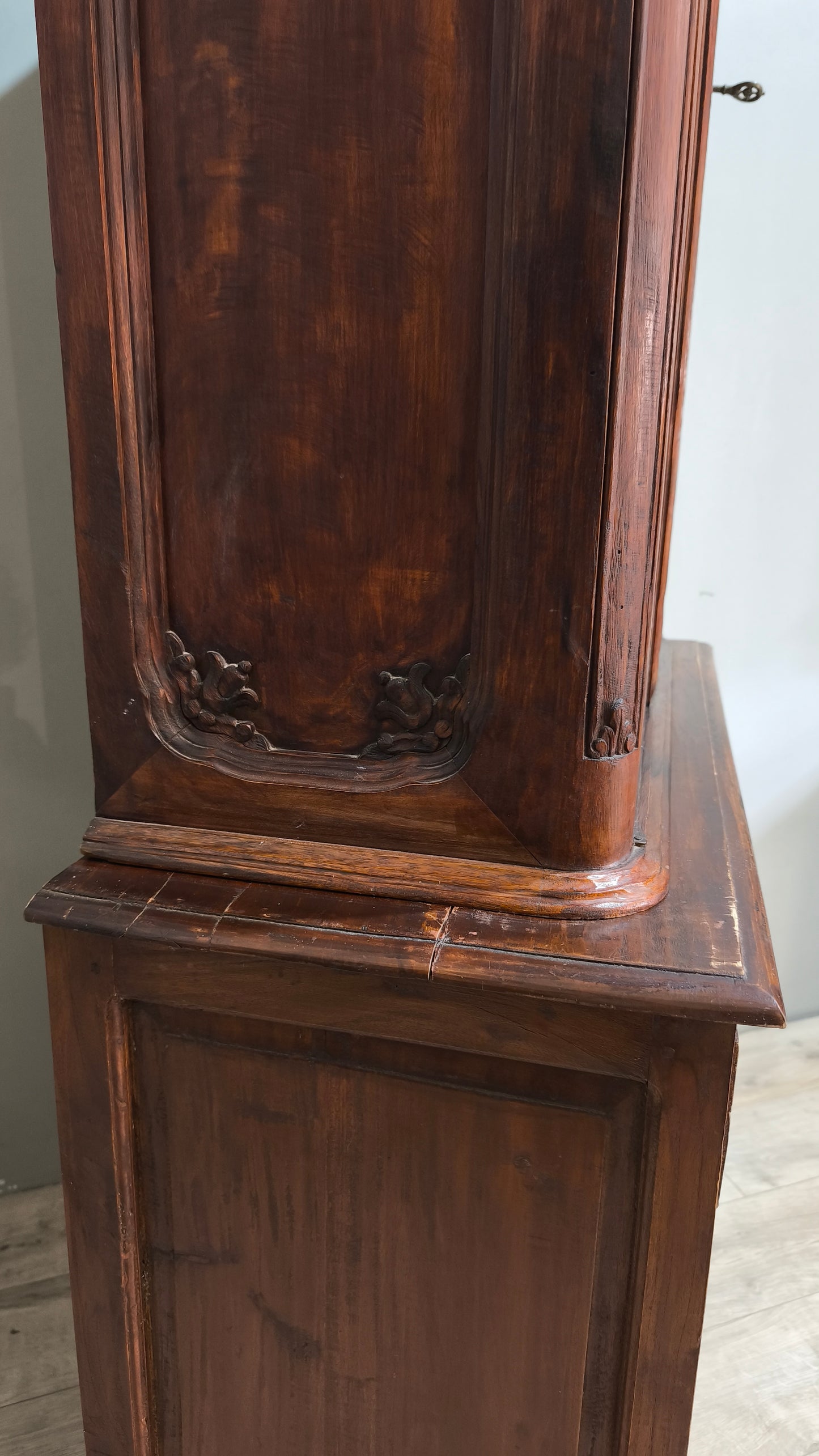 78131 Vetrina in legno due sportelli