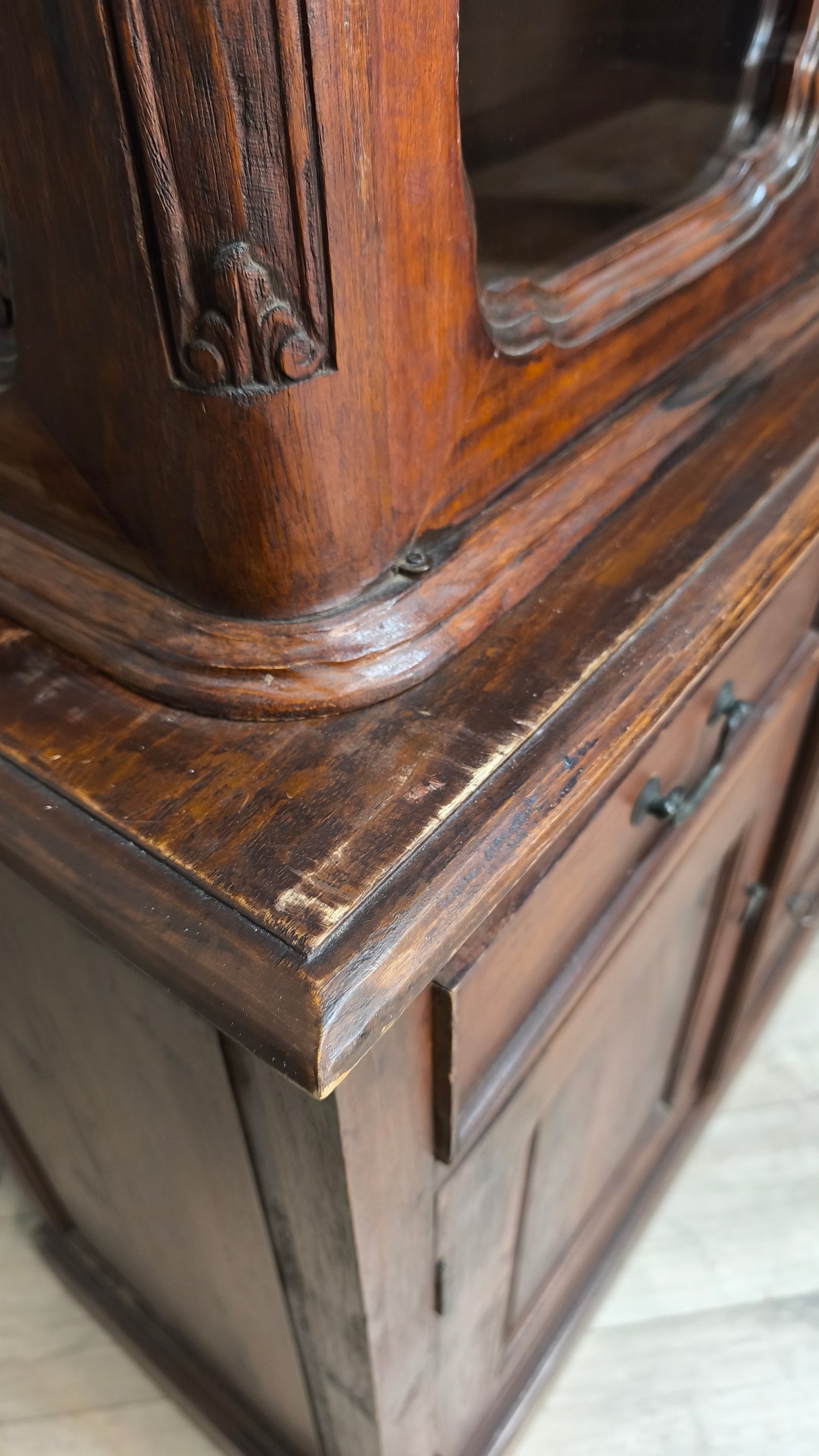 78131 Vetrina in legno due sportelli