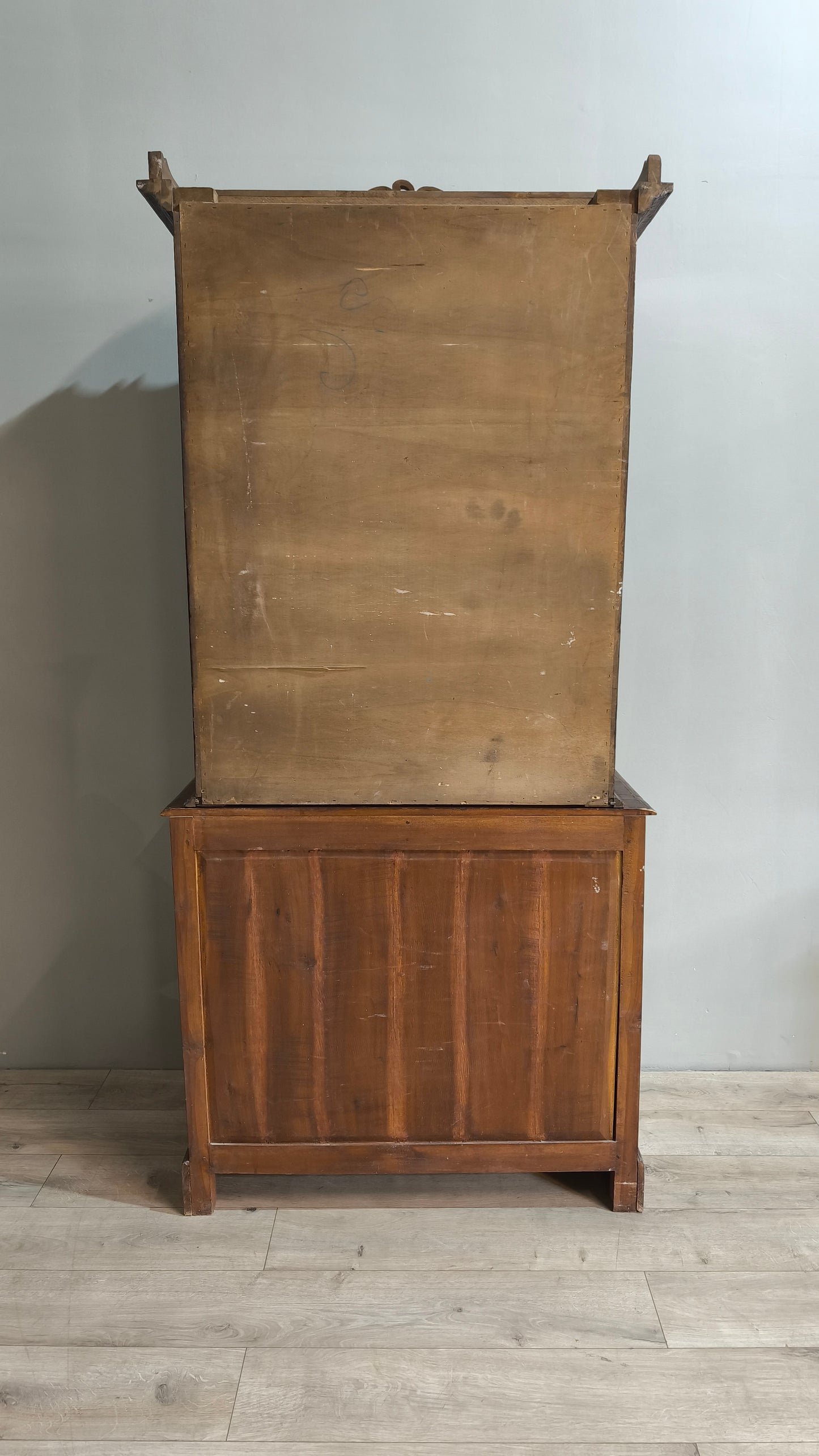 78131 Vetrina in legno due sportelli
