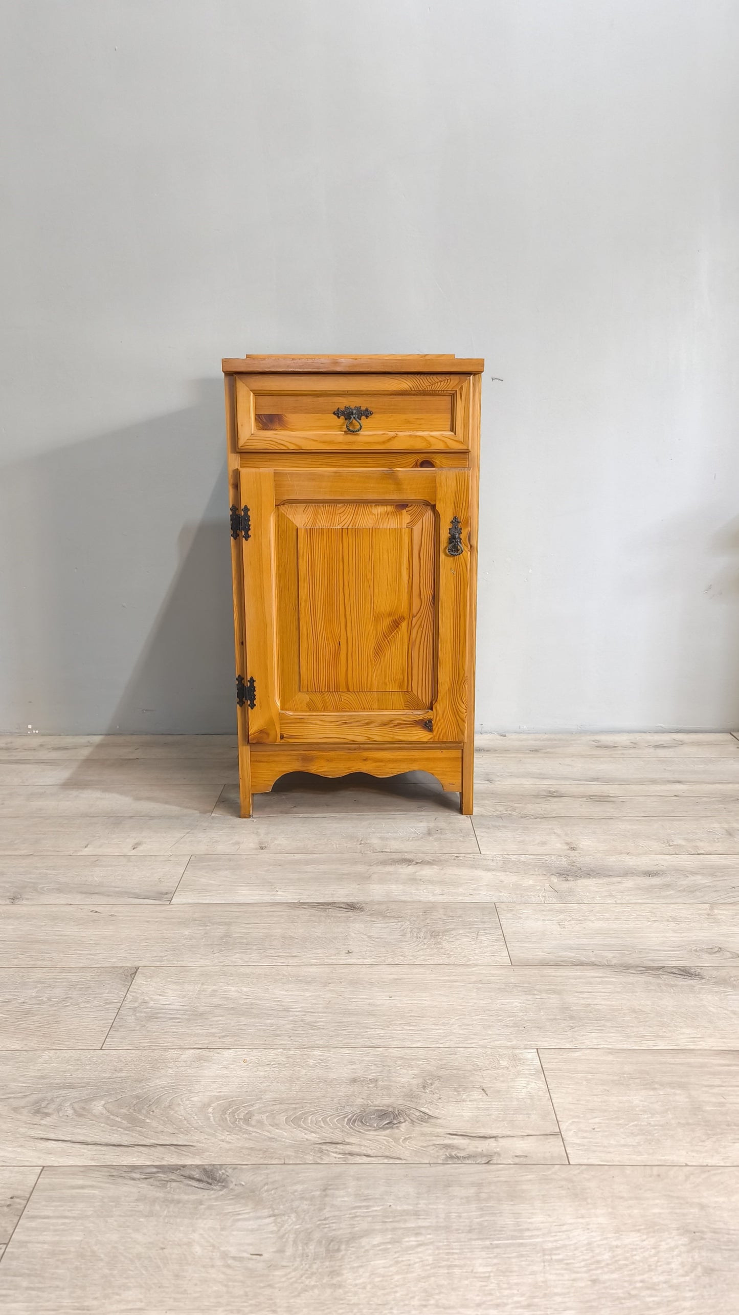 78310 Credenzina un'anta in legno di pino