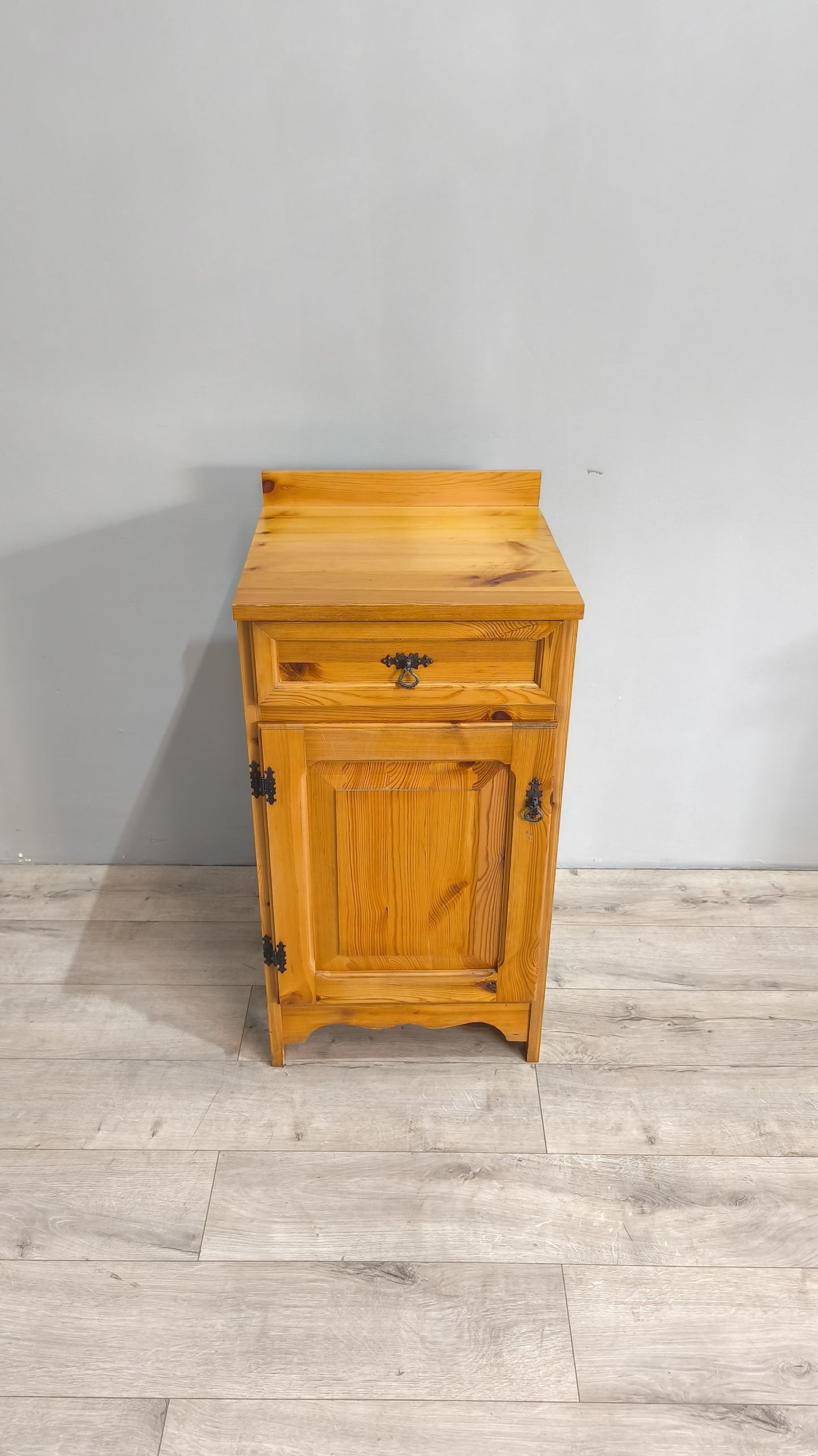 78310 Credenzina un'anta in legno di pino