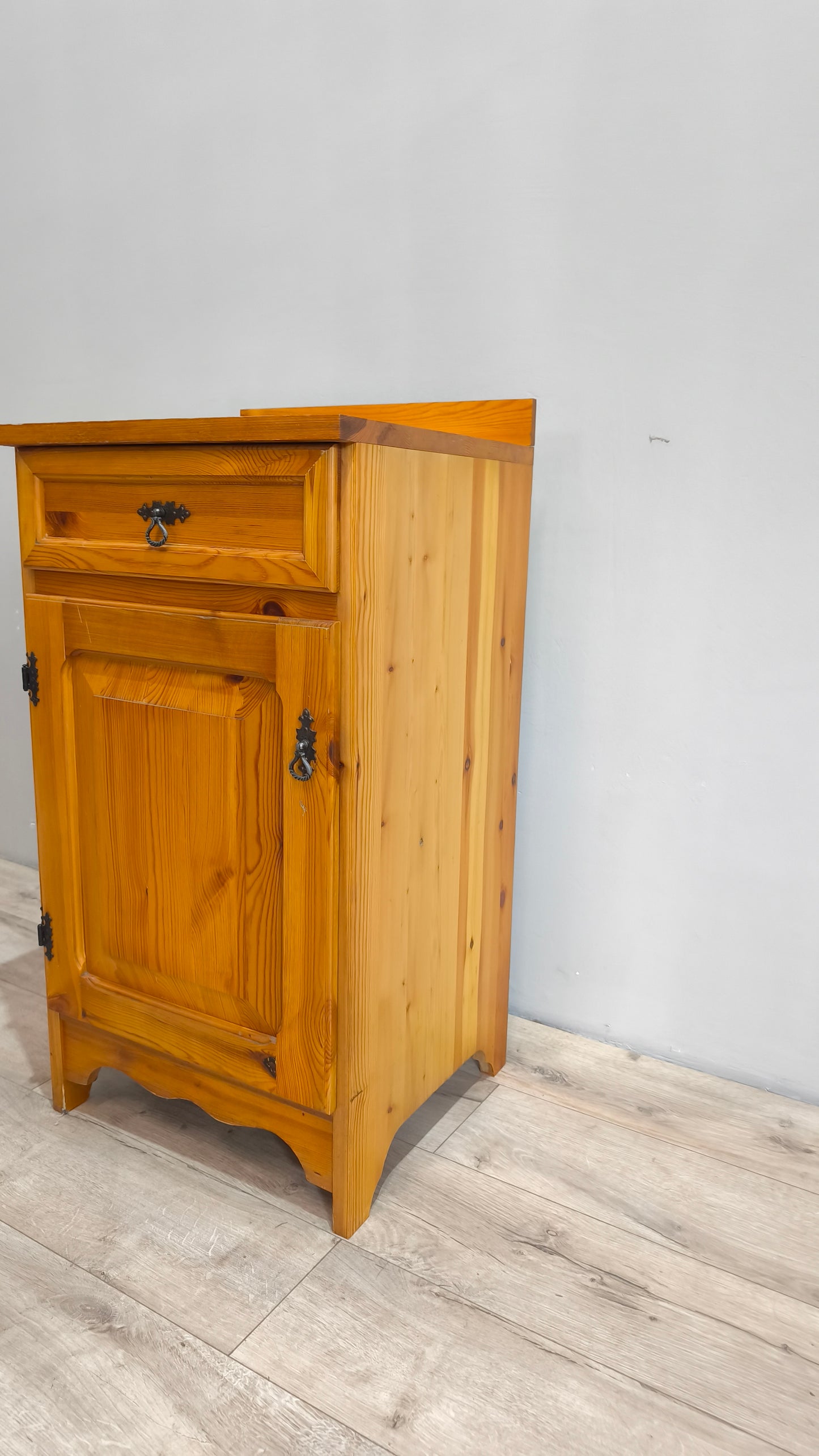 78310 Credenzina un'anta in legno di pino