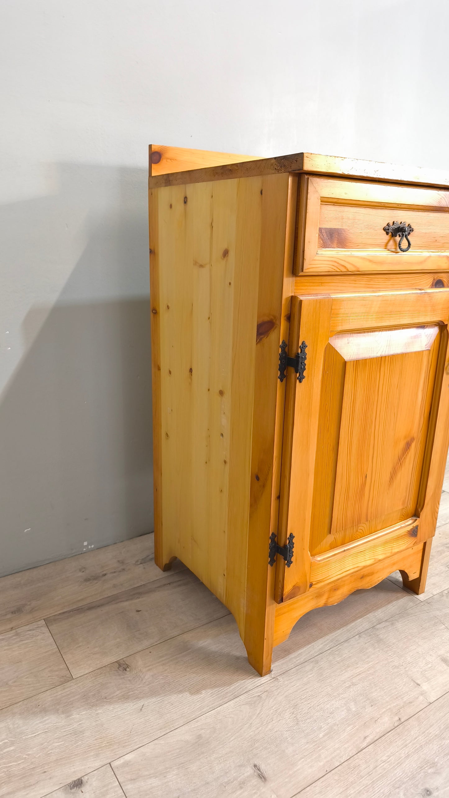 78310 Credenzina un'anta in legno di pino