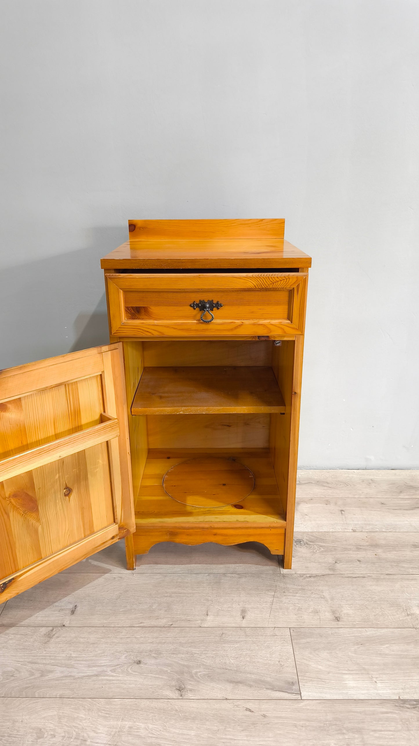 78310 Credenzina un'anta in legno di pino