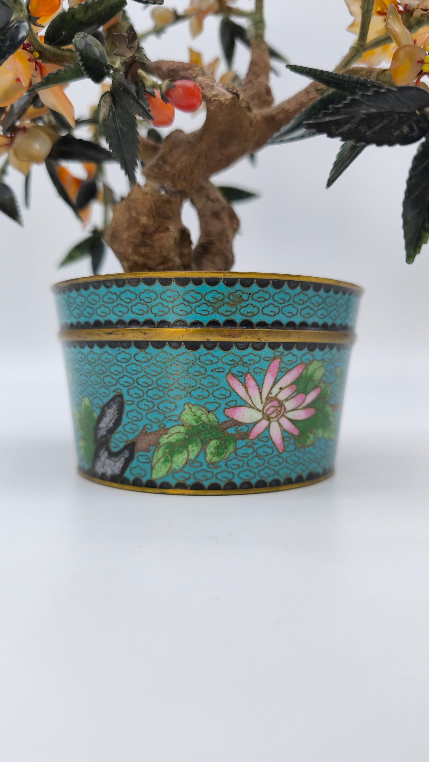 78416 Bonsai vintage cinese con fiori di corniola in vaso cloisonné