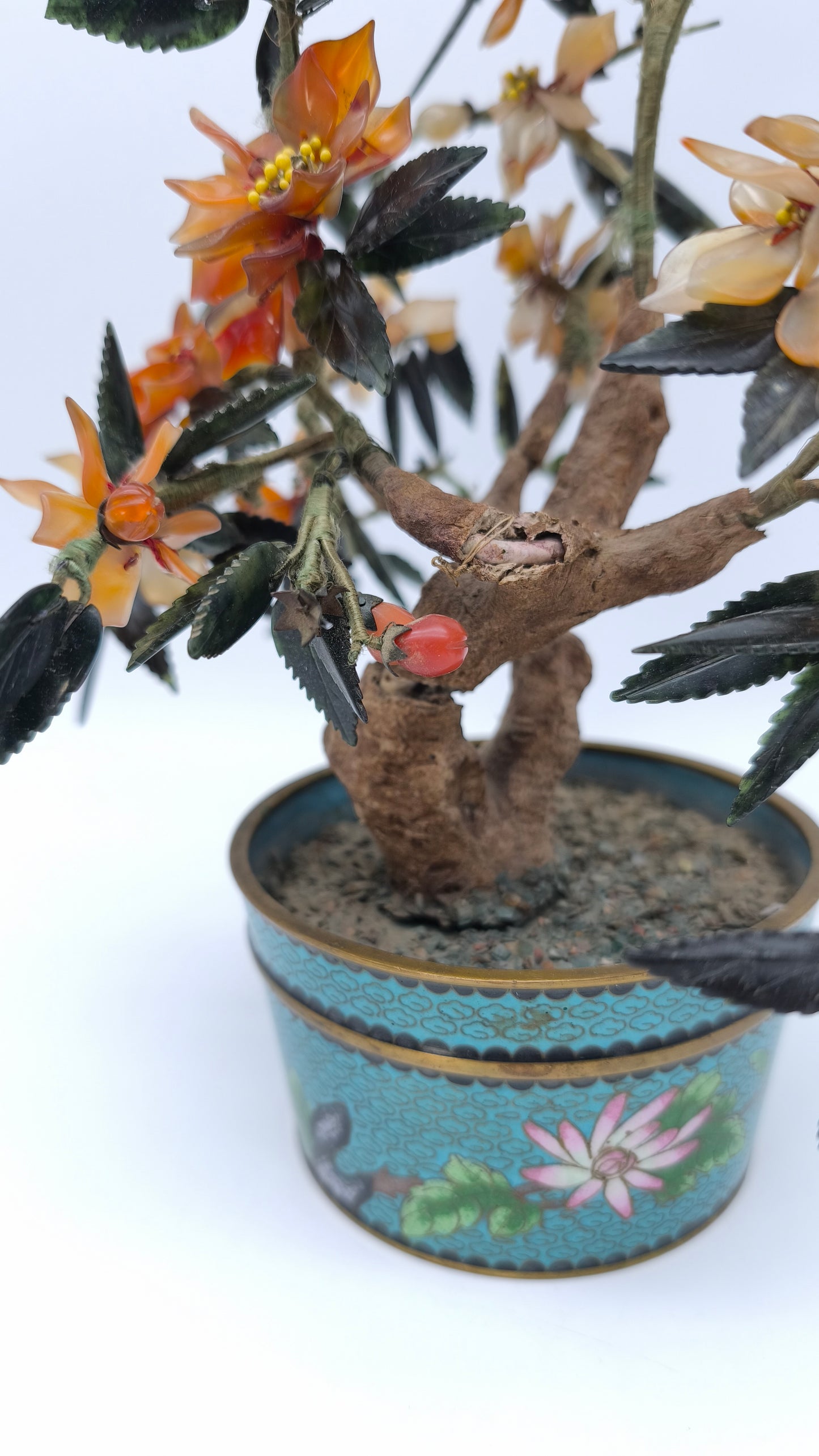 78416 Bonsai vintage cinese con fiori di corniola in vaso cloisonné