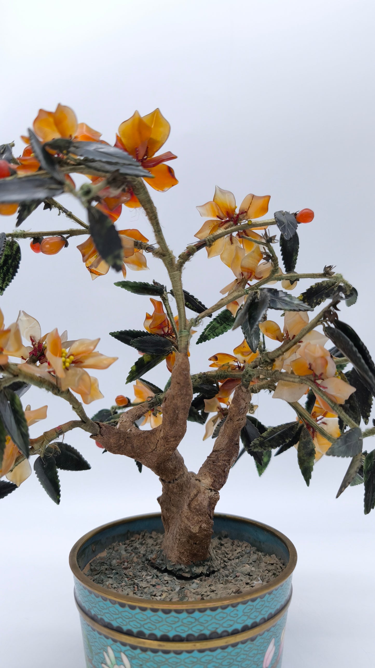78416 Bonsai vintage cinese con fiori di corniola in vaso cloisonné