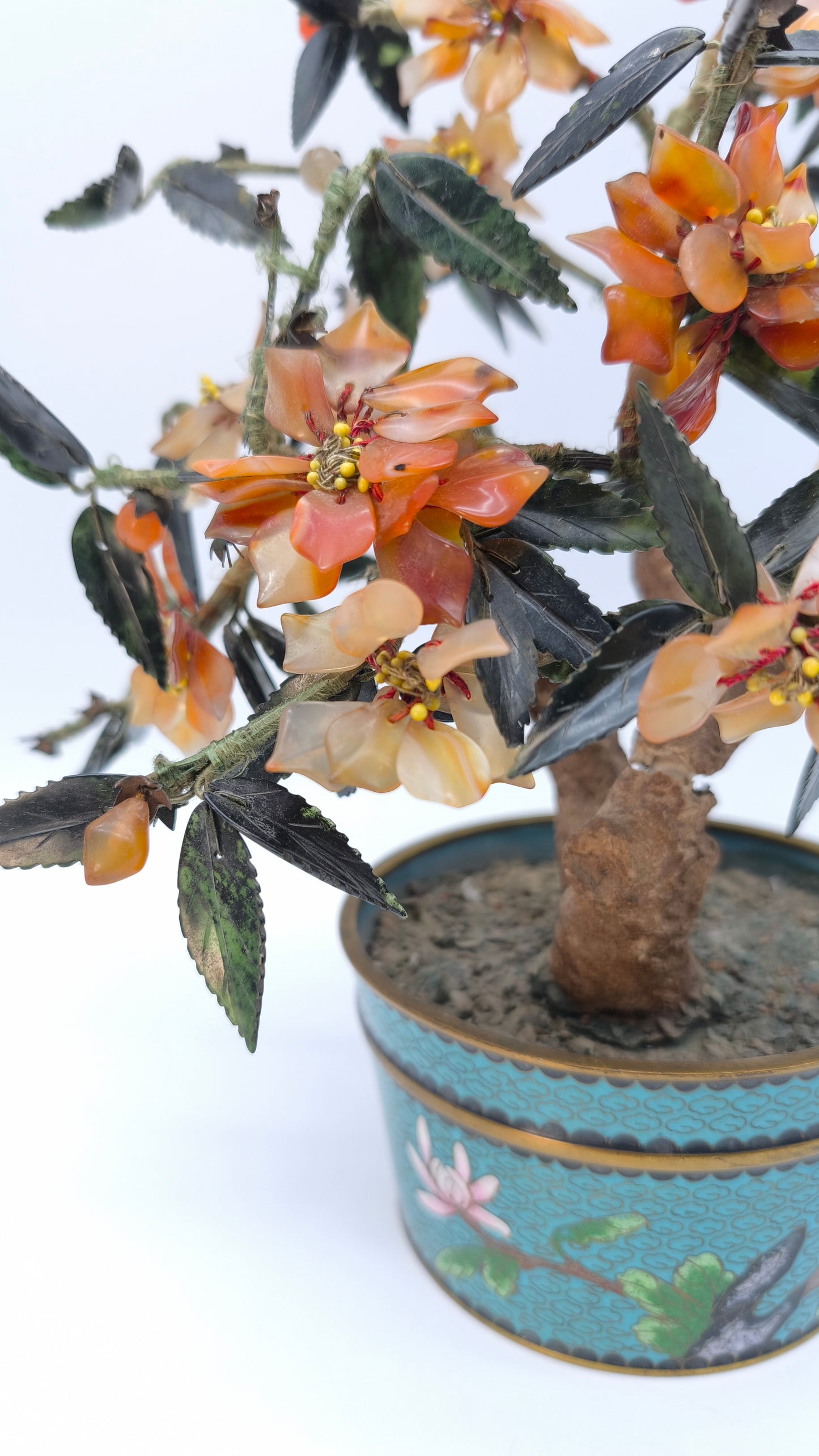 78416 Bonsai vintage cinese con fiori di corniola in vaso cloisonné