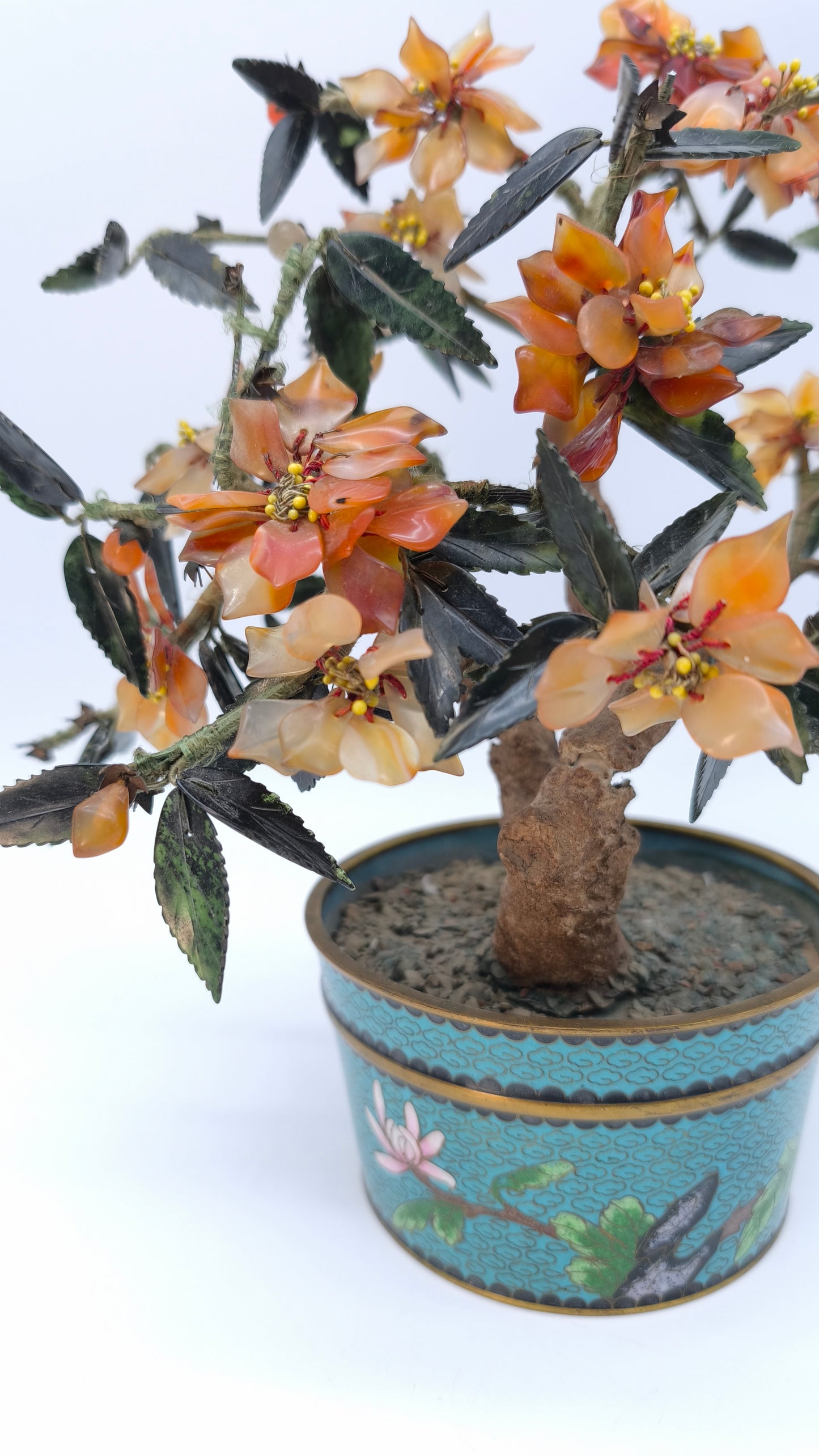 78416 Bonsai vintage cinese con fiori di corniola in vaso cloisonné