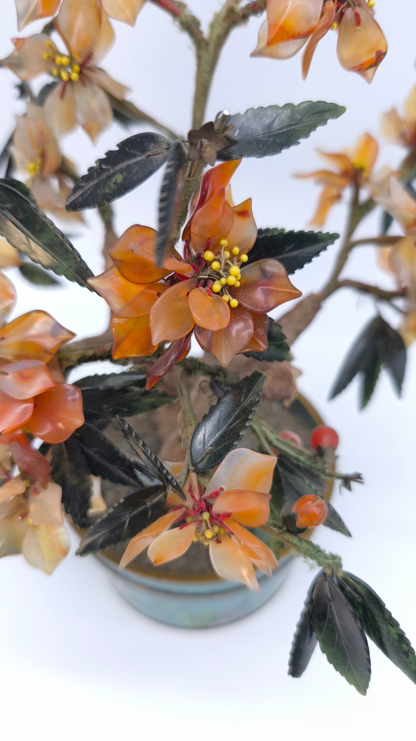 78416 Bonsai vintage cinese con fiori di corniola in vaso cloisonné