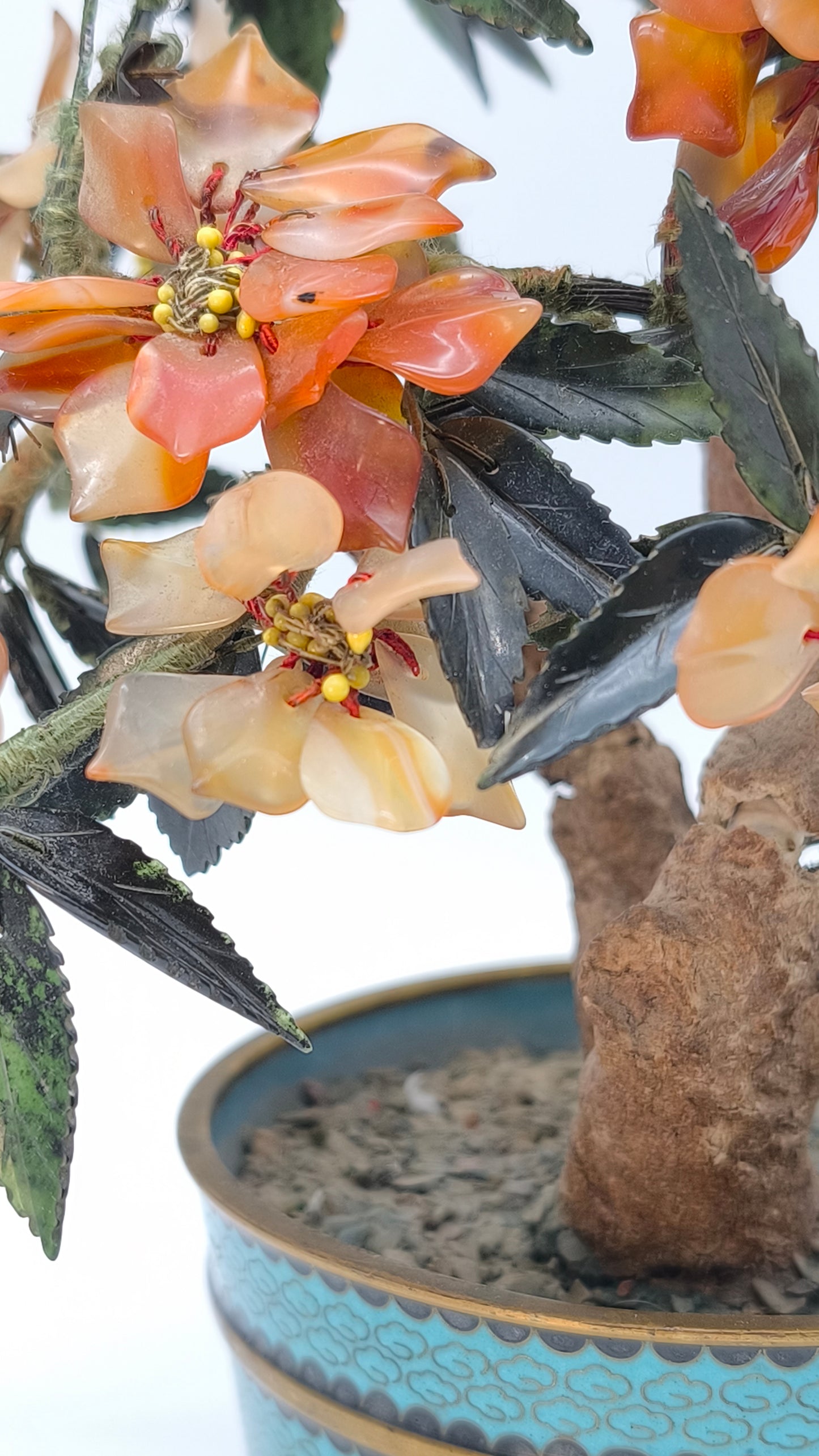 78416 Bonsai vintage cinese con fiori di corniola in vaso cloisonné