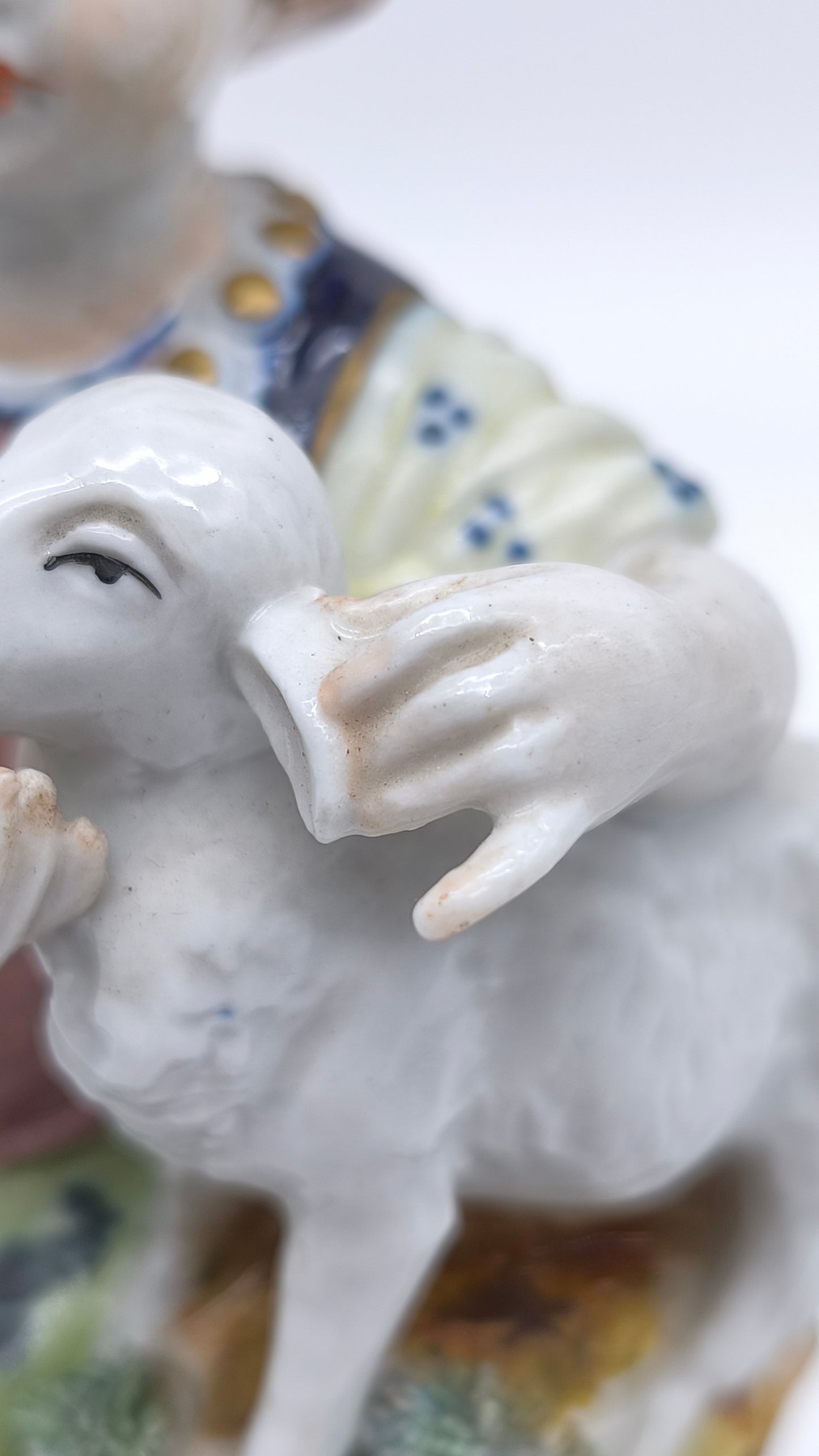 78241-1 Statuina fanciullo con agnello in ceramica Limoges