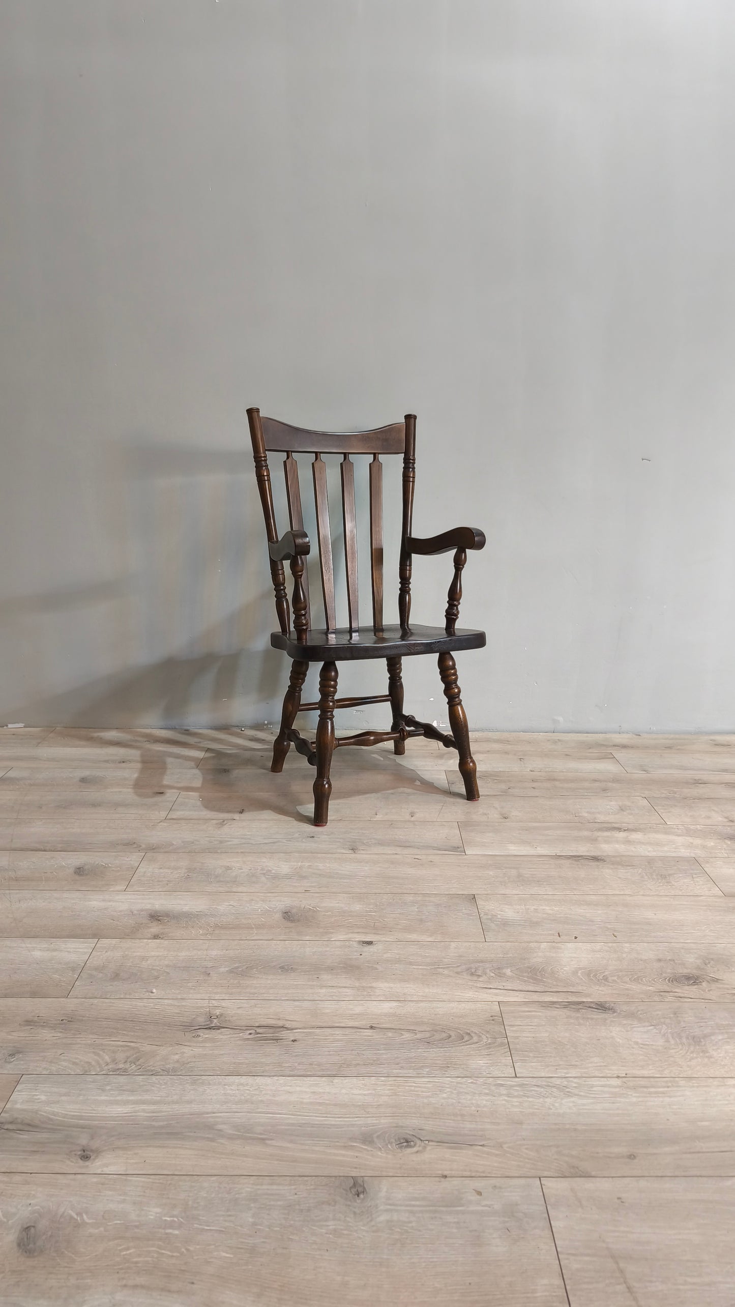 78445 Poltroncina in legno con braccioli