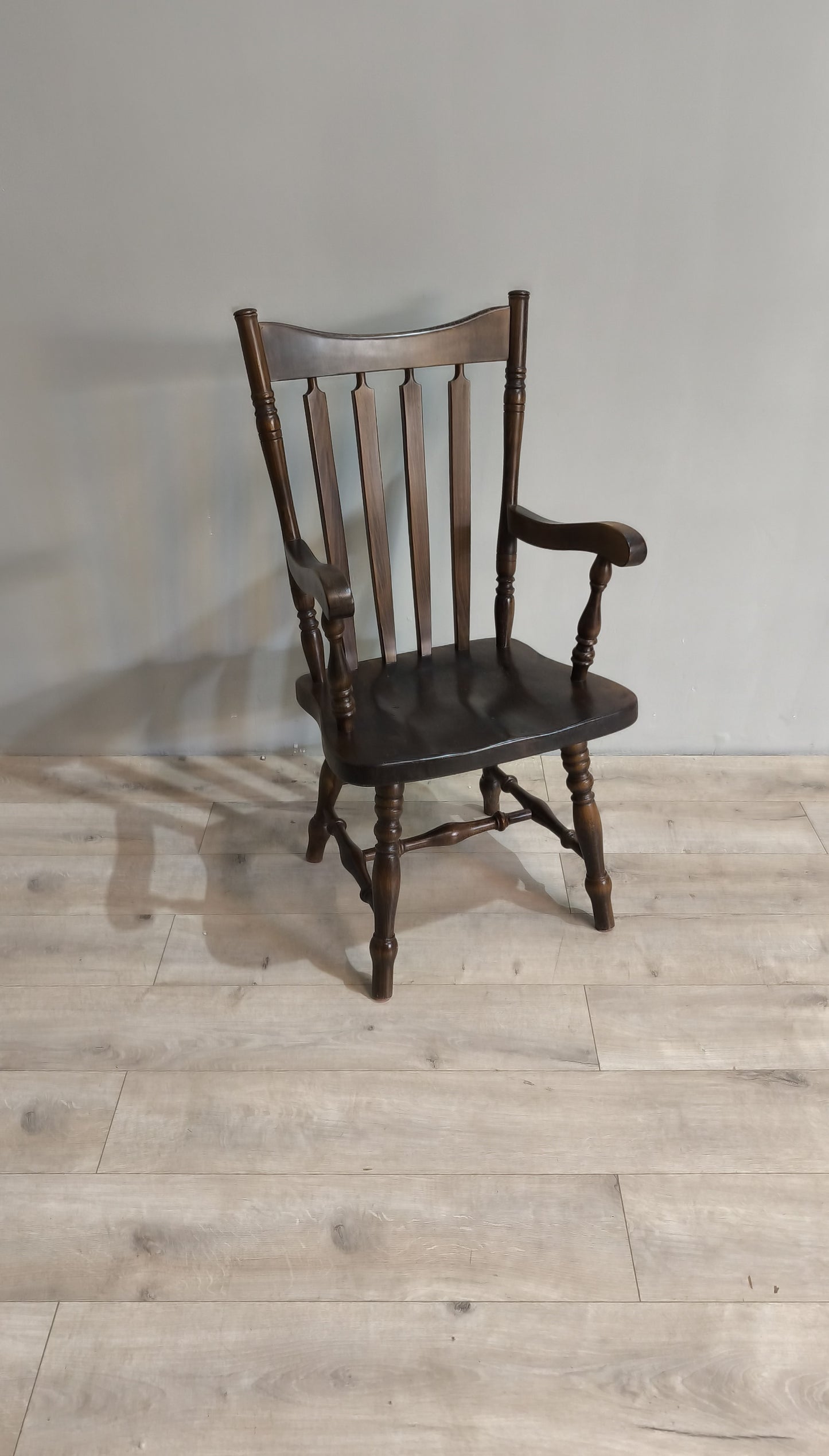 78445 Poltroncina in legno con braccioli
