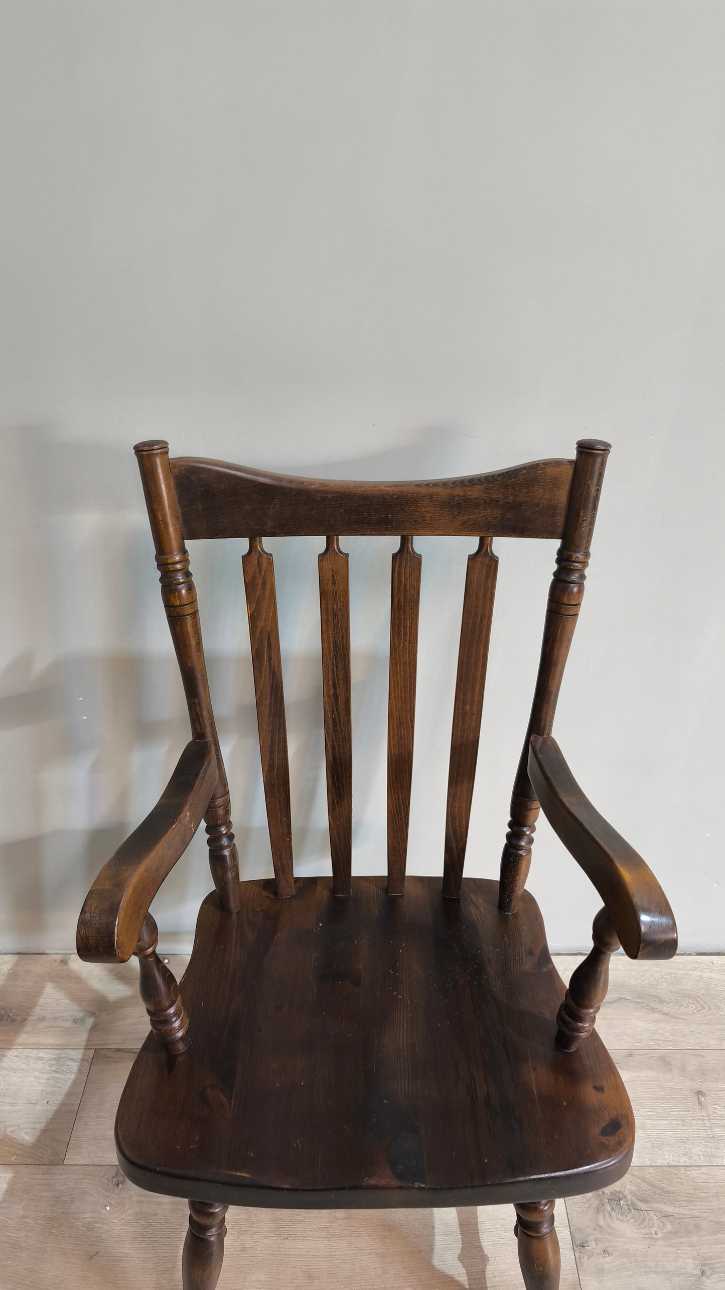 78445 Poltroncina in legno con braccioli