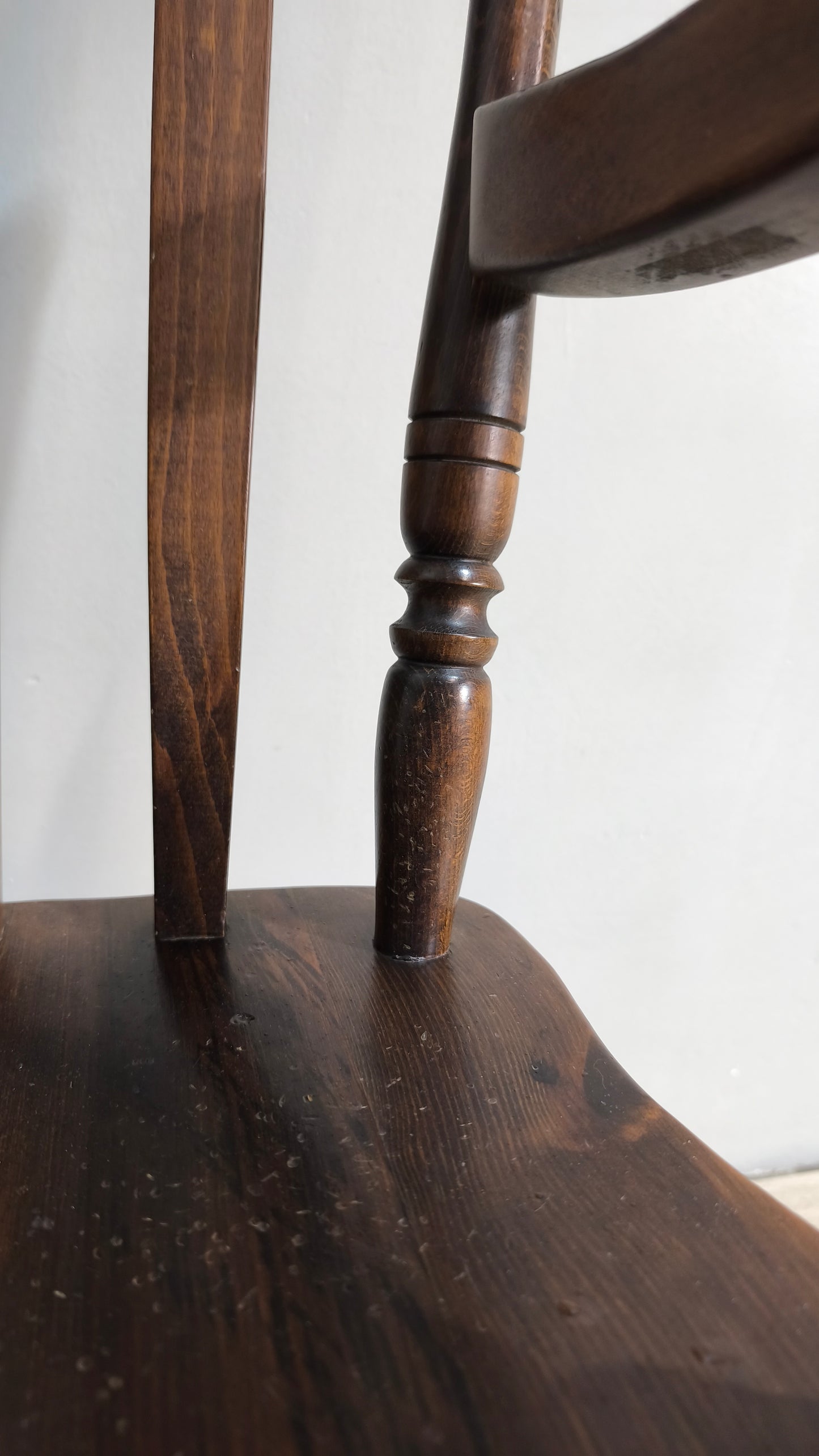 78445 Poltroncina in legno con braccioli