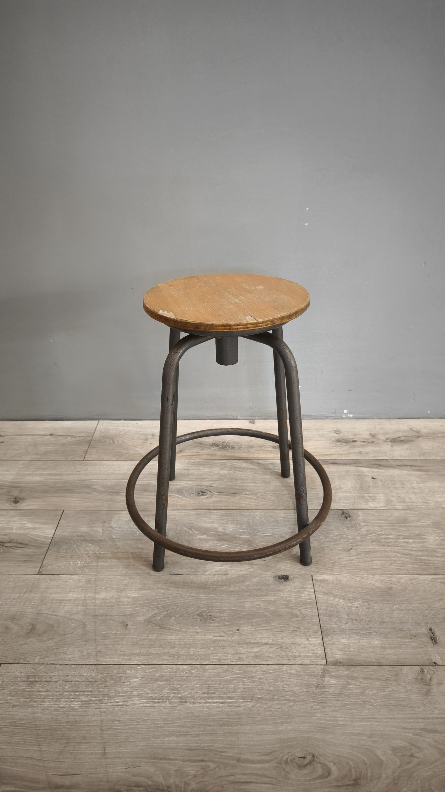 78942 Sgabello regolabile con seduta in legno