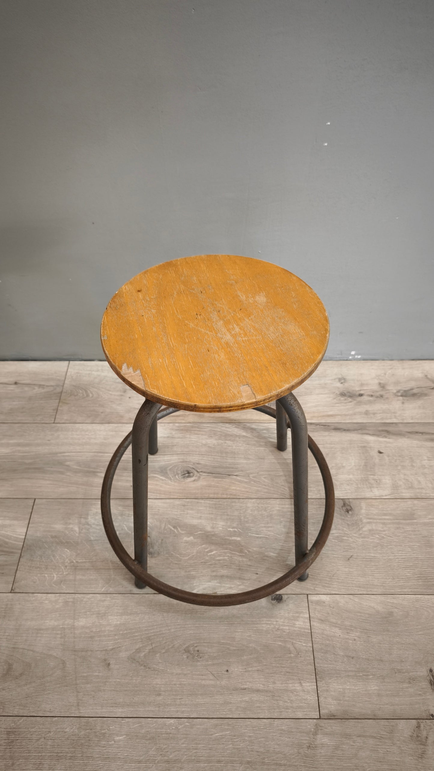78942 Sgabello regolabile con seduta in legno