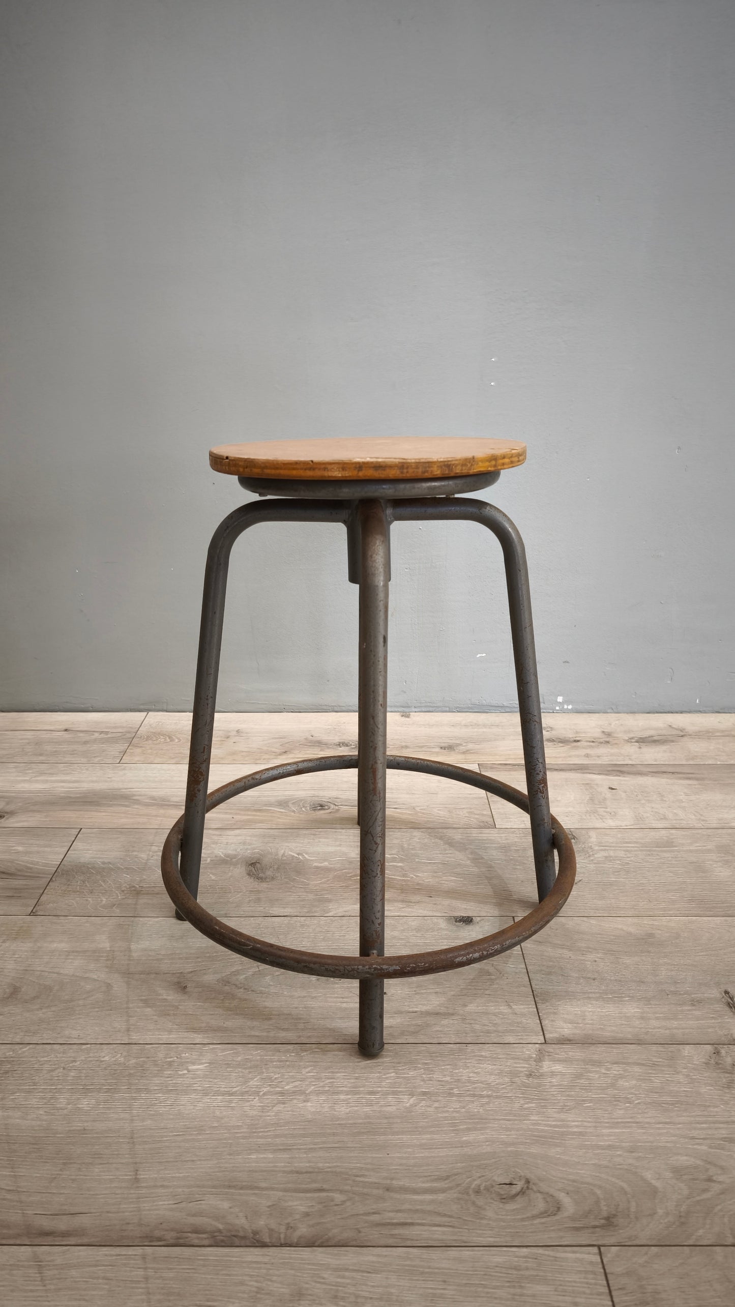 78942 Sgabello regolabile con seduta in legno