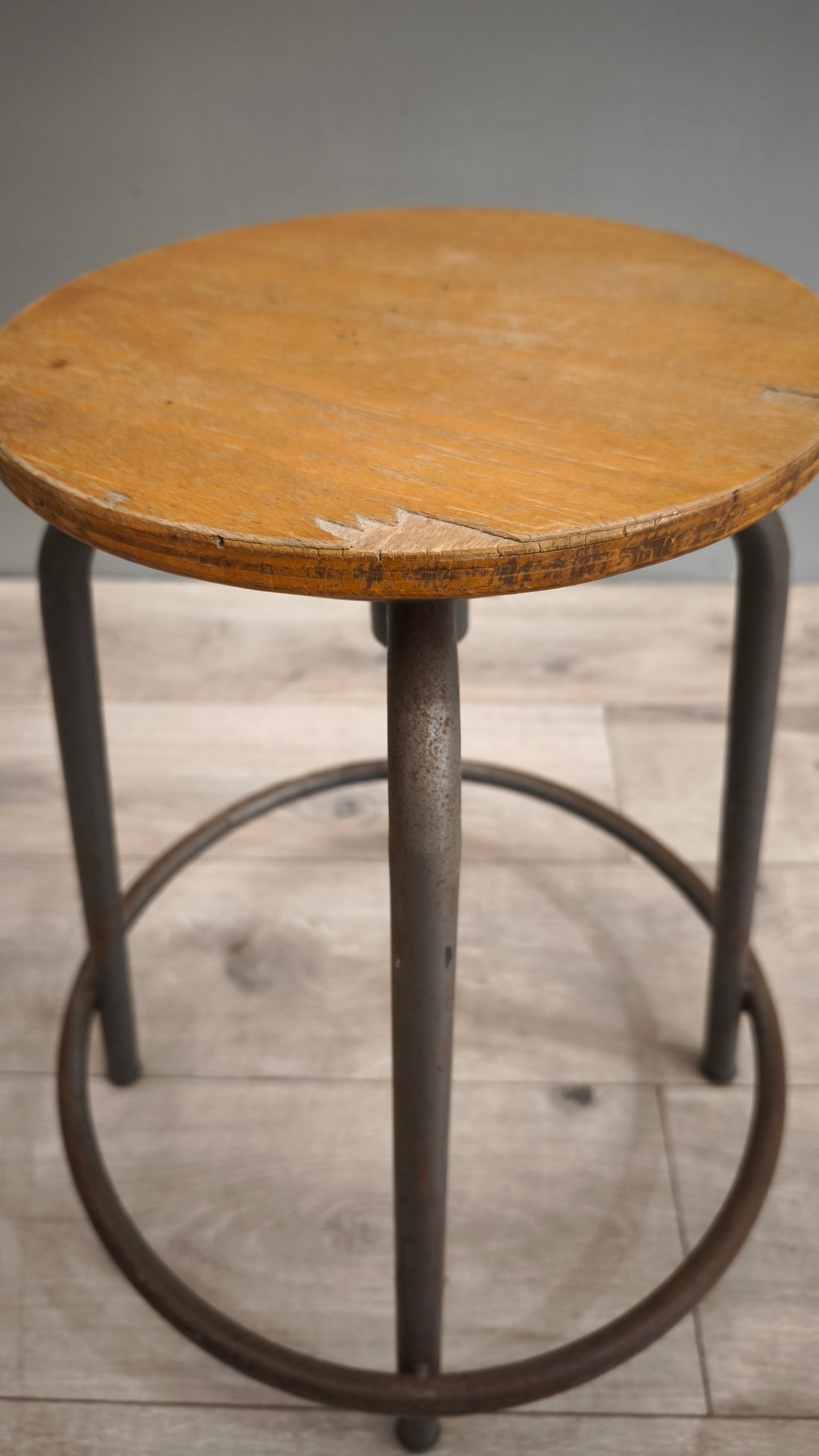 78942 Sgabello regolabile con seduta in legno