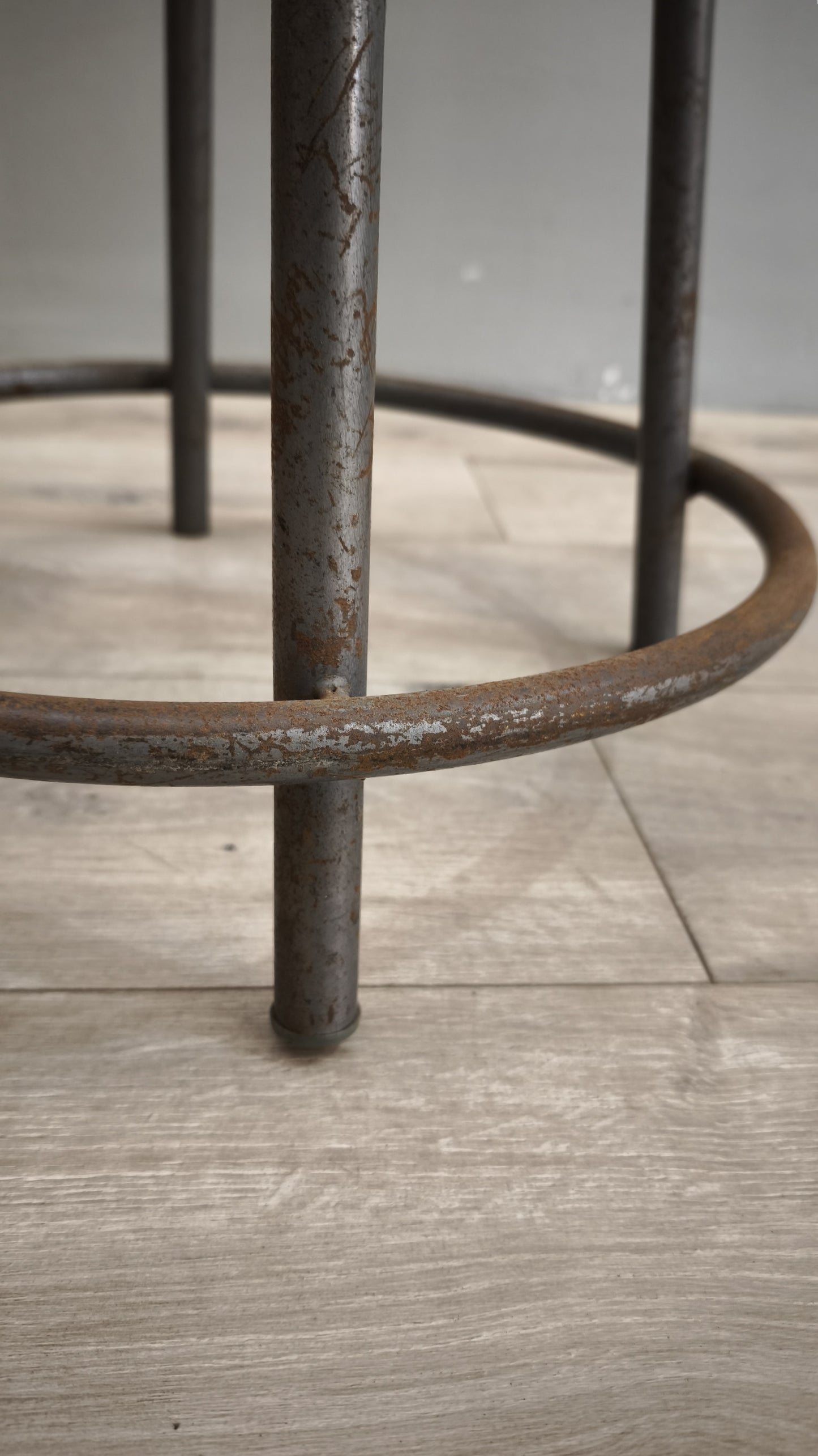 78942 Sgabello regolabile con seduta in legno
