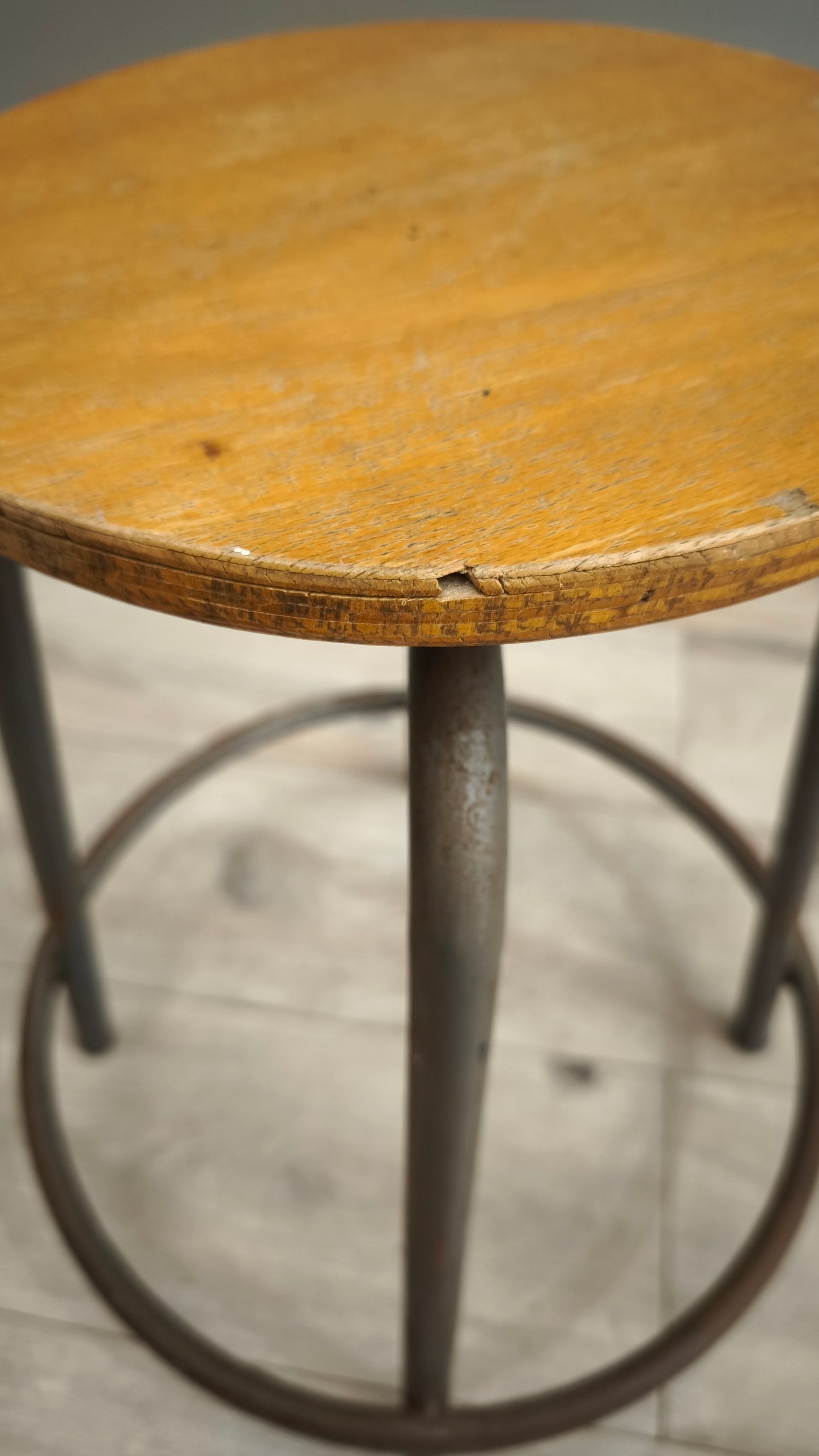 78942 Sgabello regolabile con seduta in legno