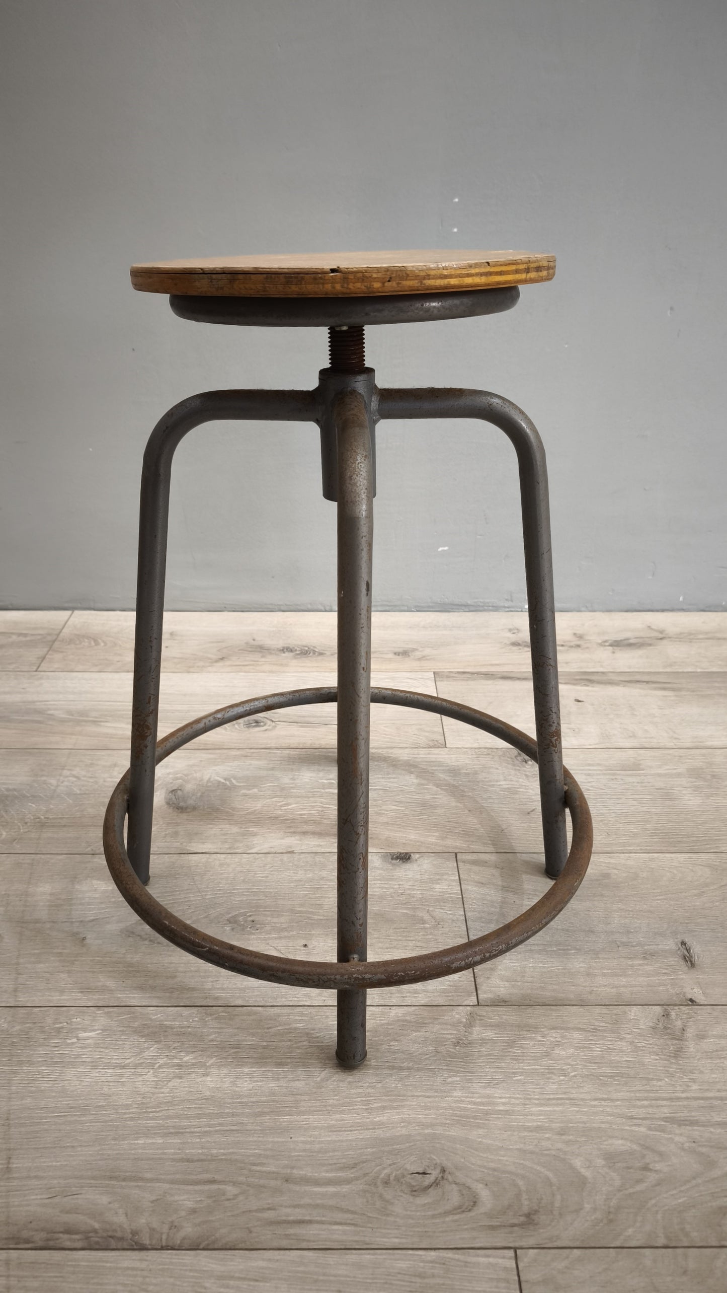 78942 Sgabello regolabile con seduta in legno