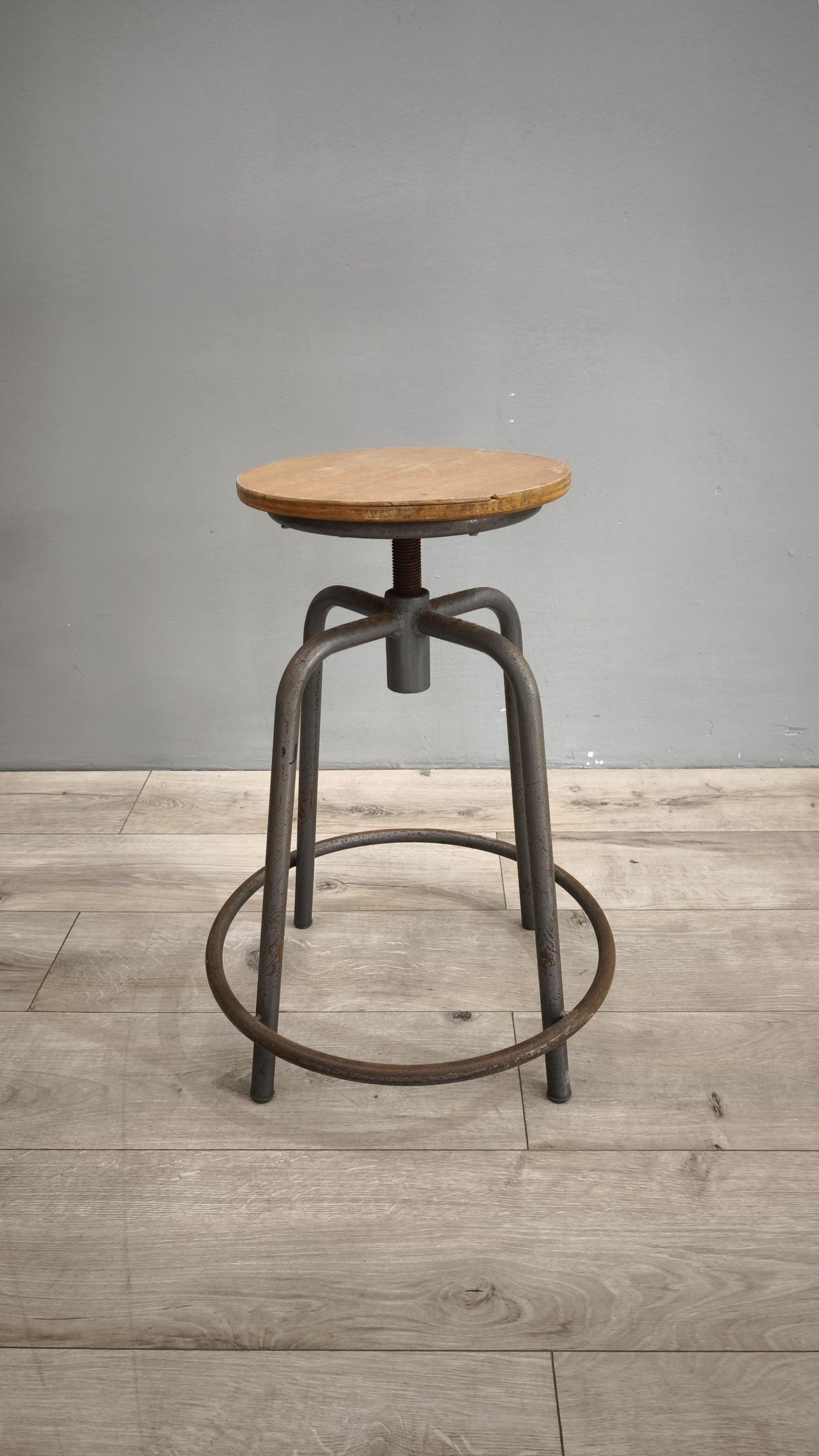 78942 Sgabello regolabile con seduta in legno