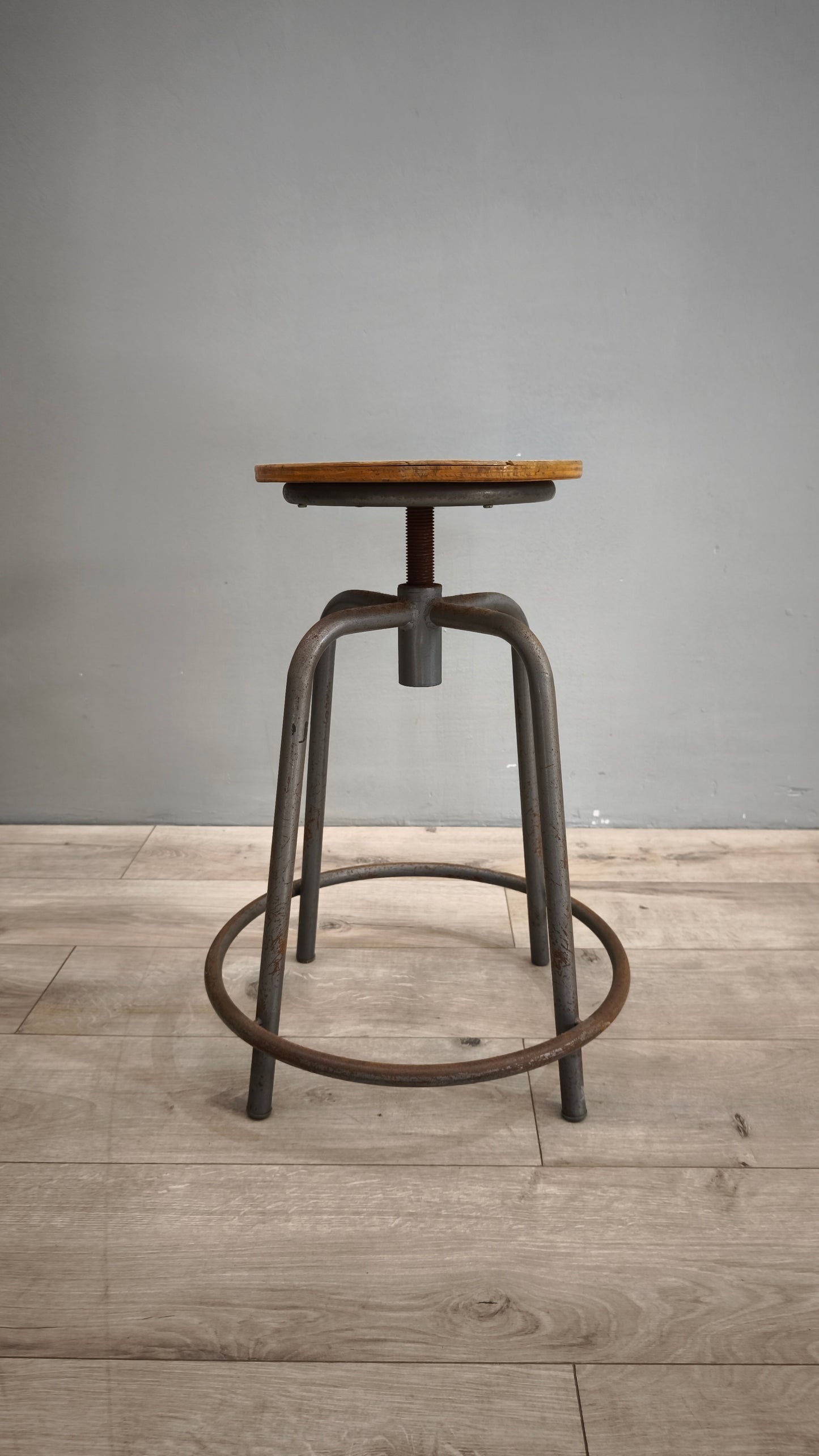 78942 Sgabello regolabile con seduta in legno