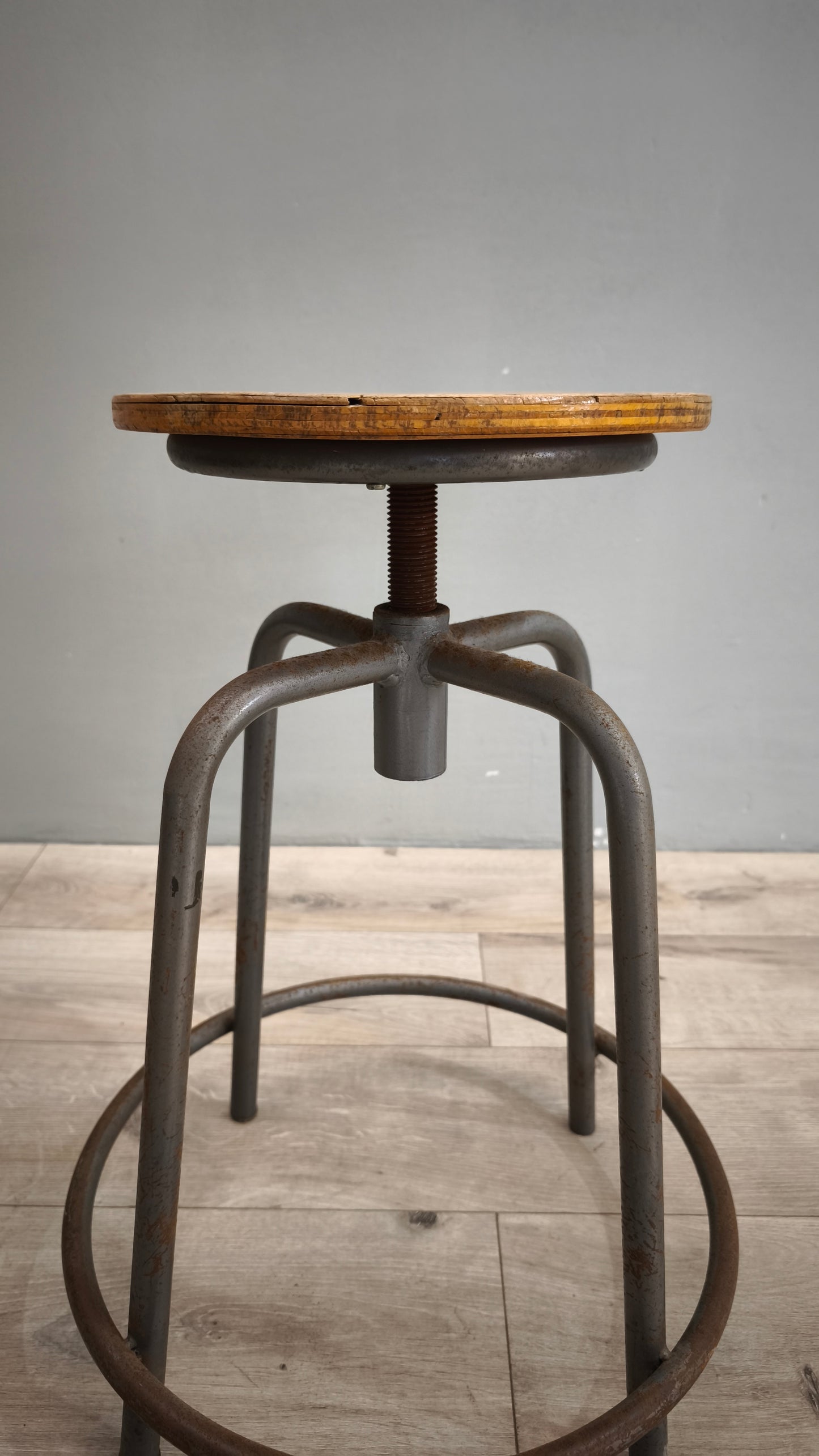 78942 Sgabello regolabile con seduta in legno