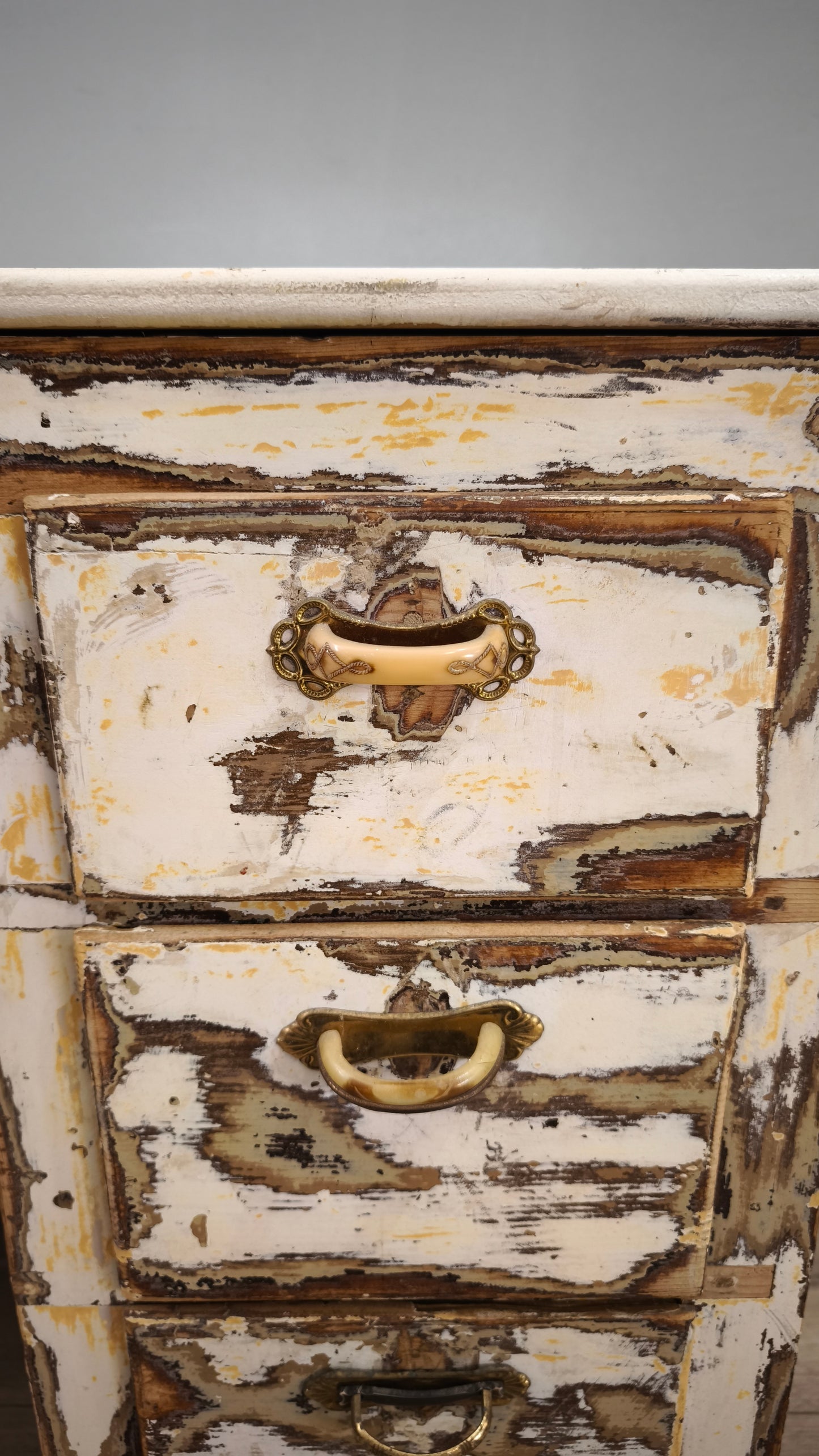 78969 Scrivania antica restaurata in stile decapato