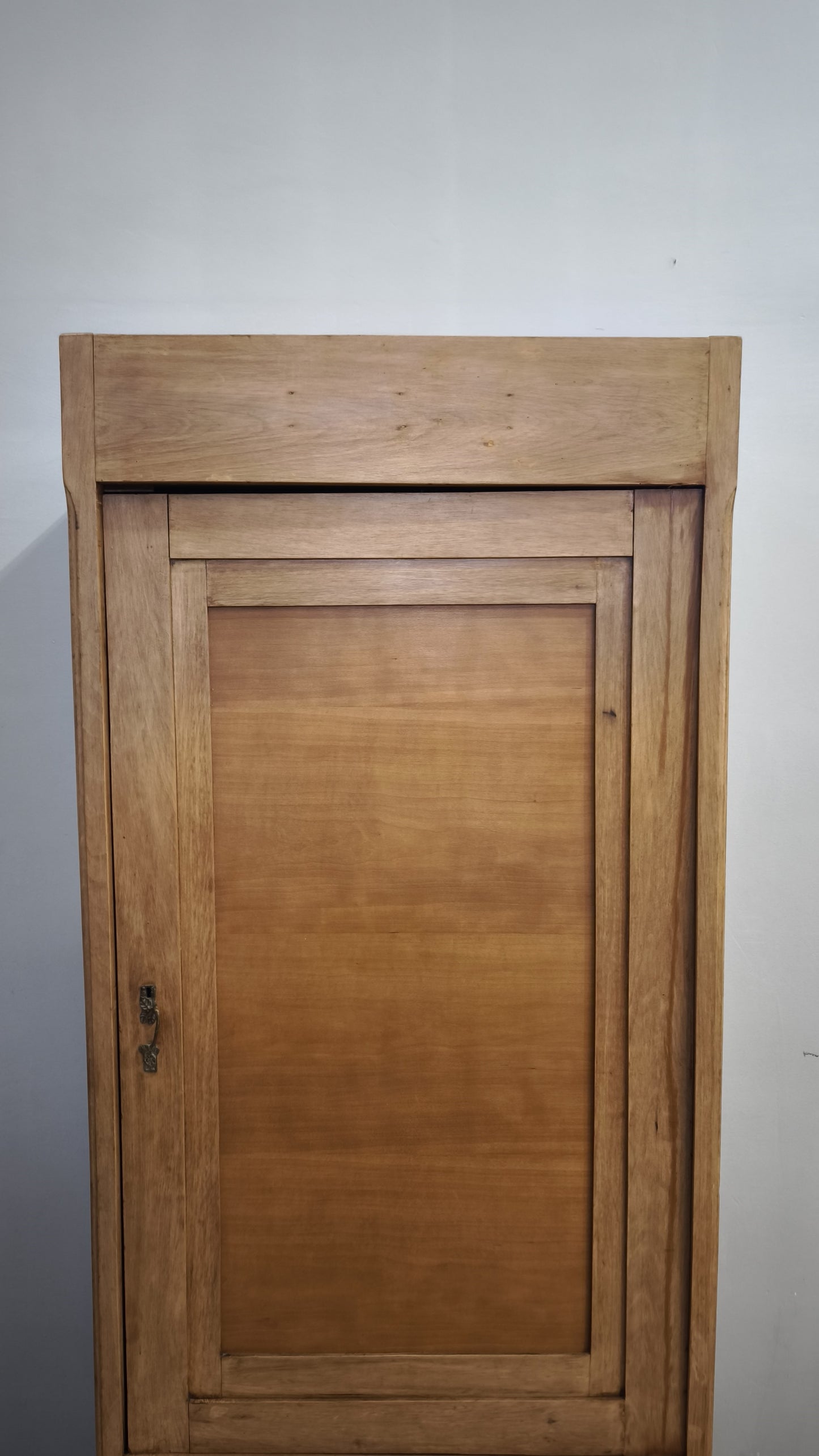 78974 Armadio in legno un'anta stile Liberty