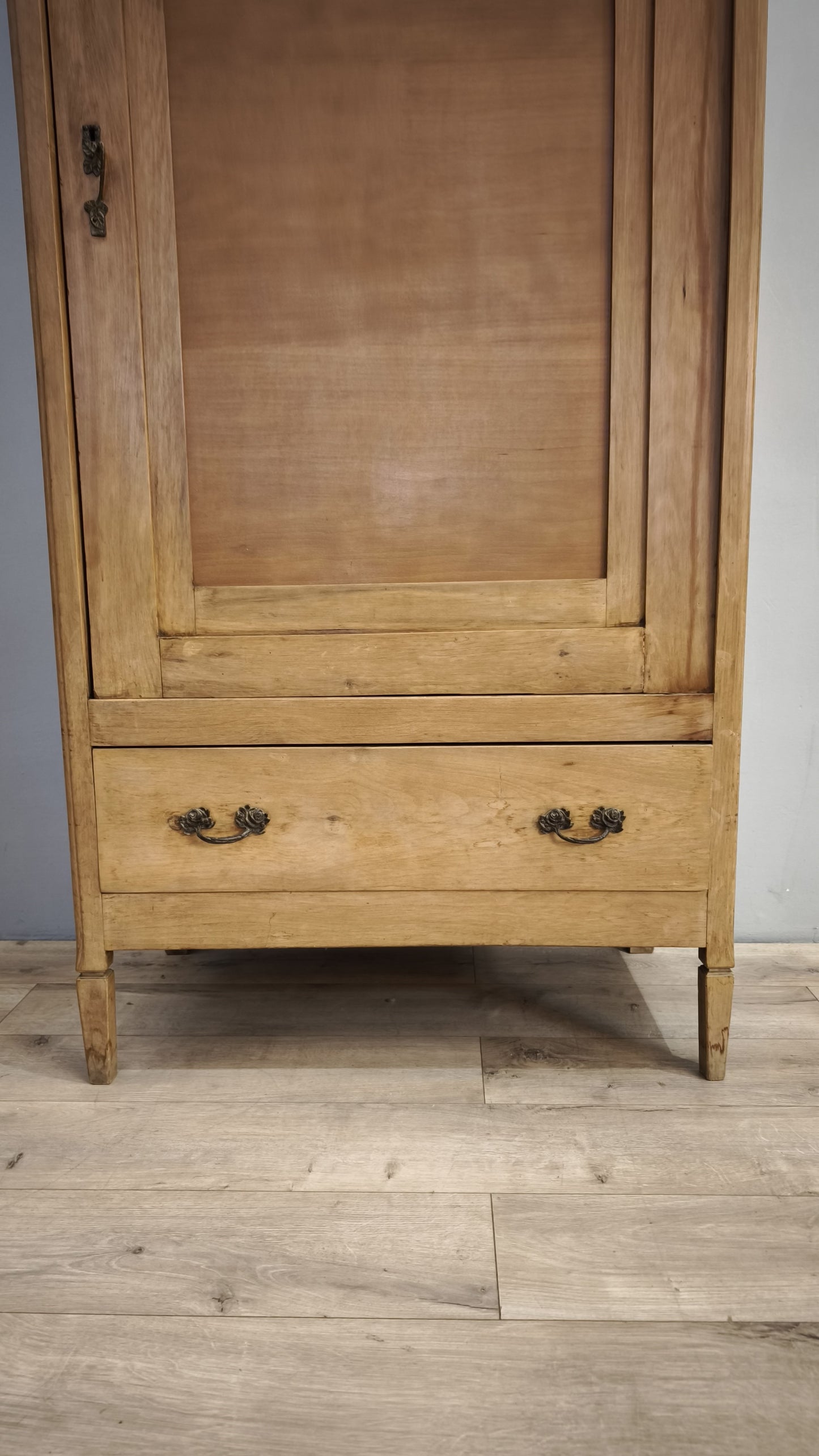 78974 Armadio in legno un'anta stile Liberty