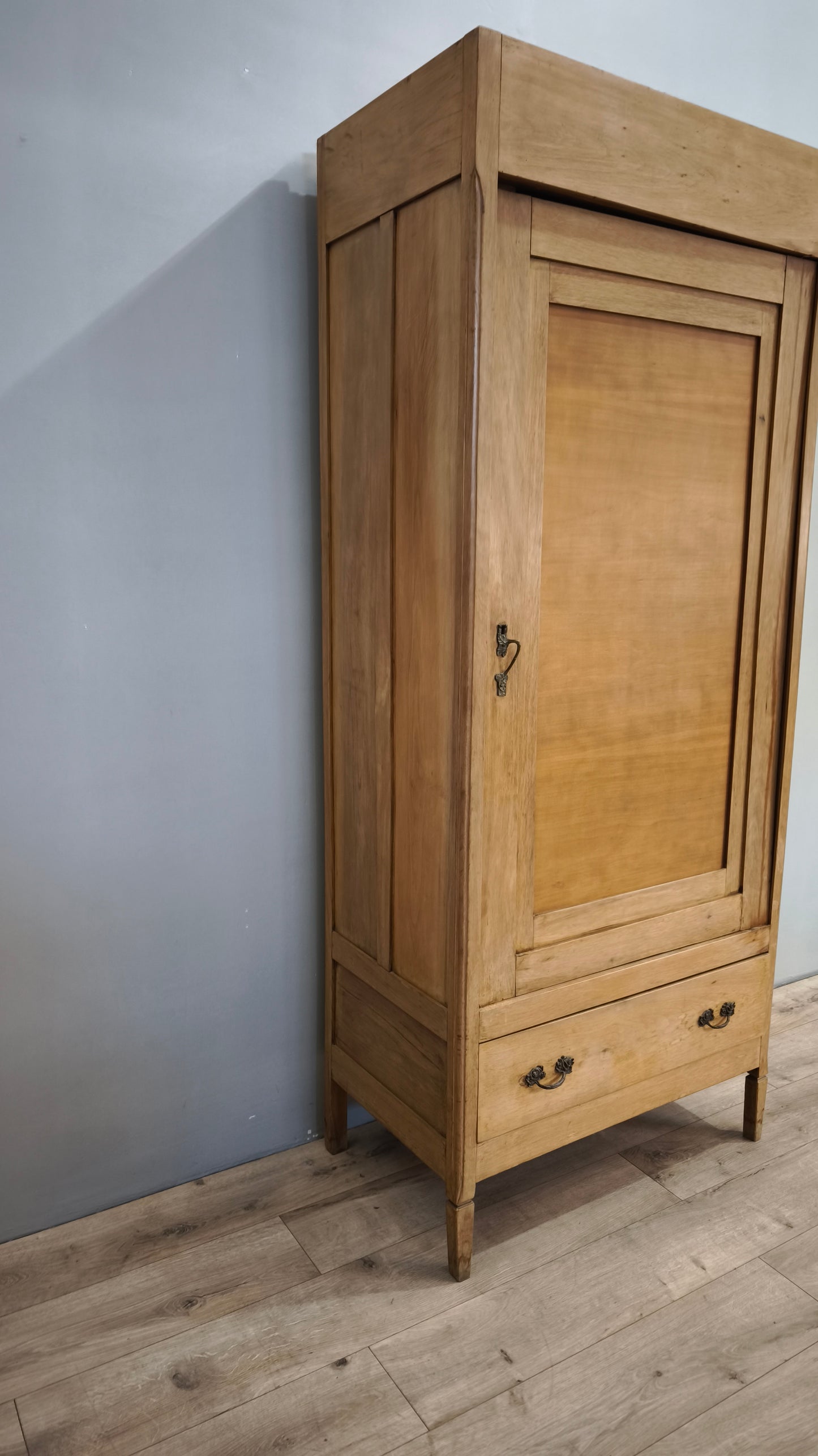78974 Armadio in legno un'anta stile Liberty