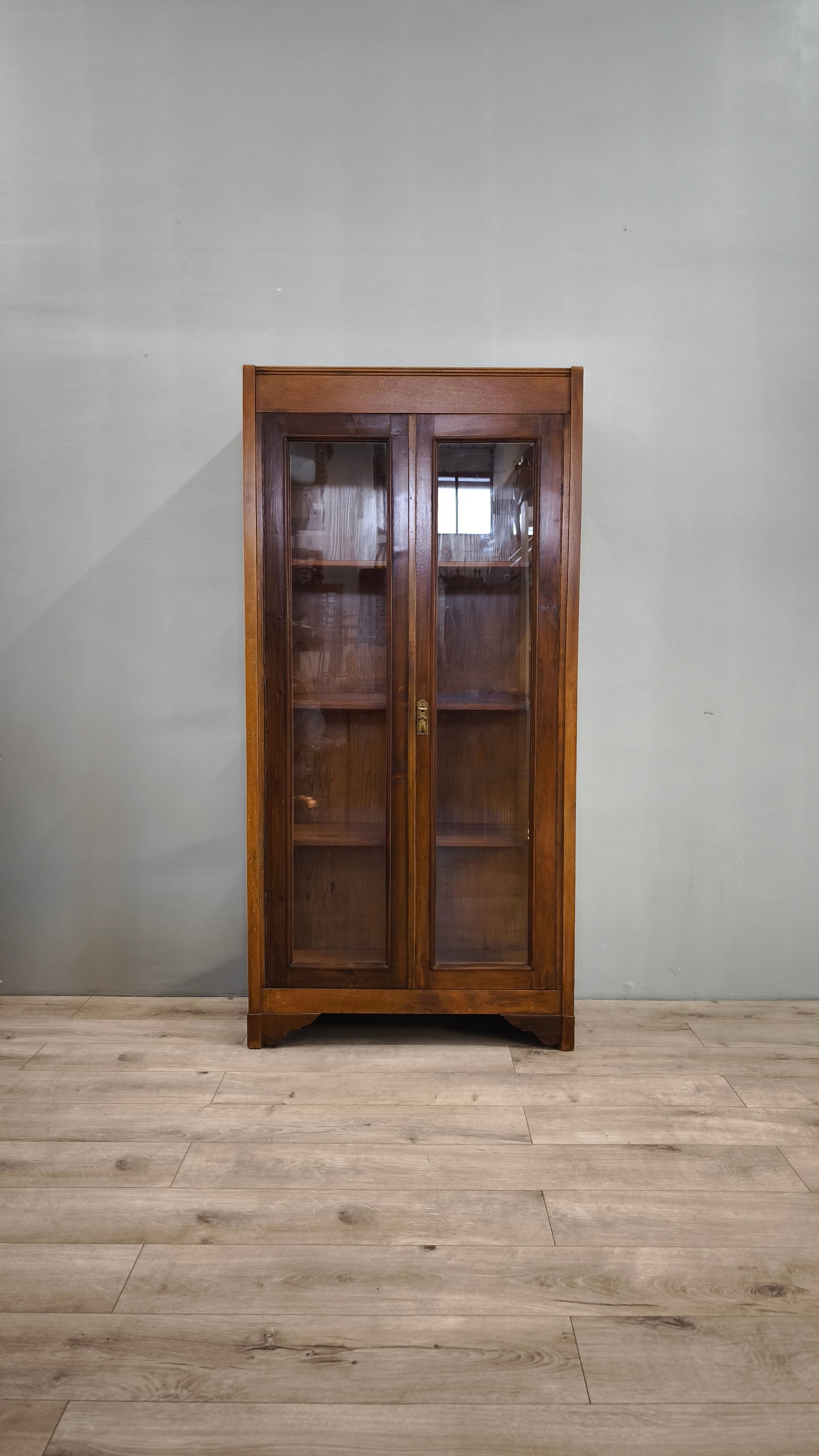 79018 Vetrina in legno due sportelli