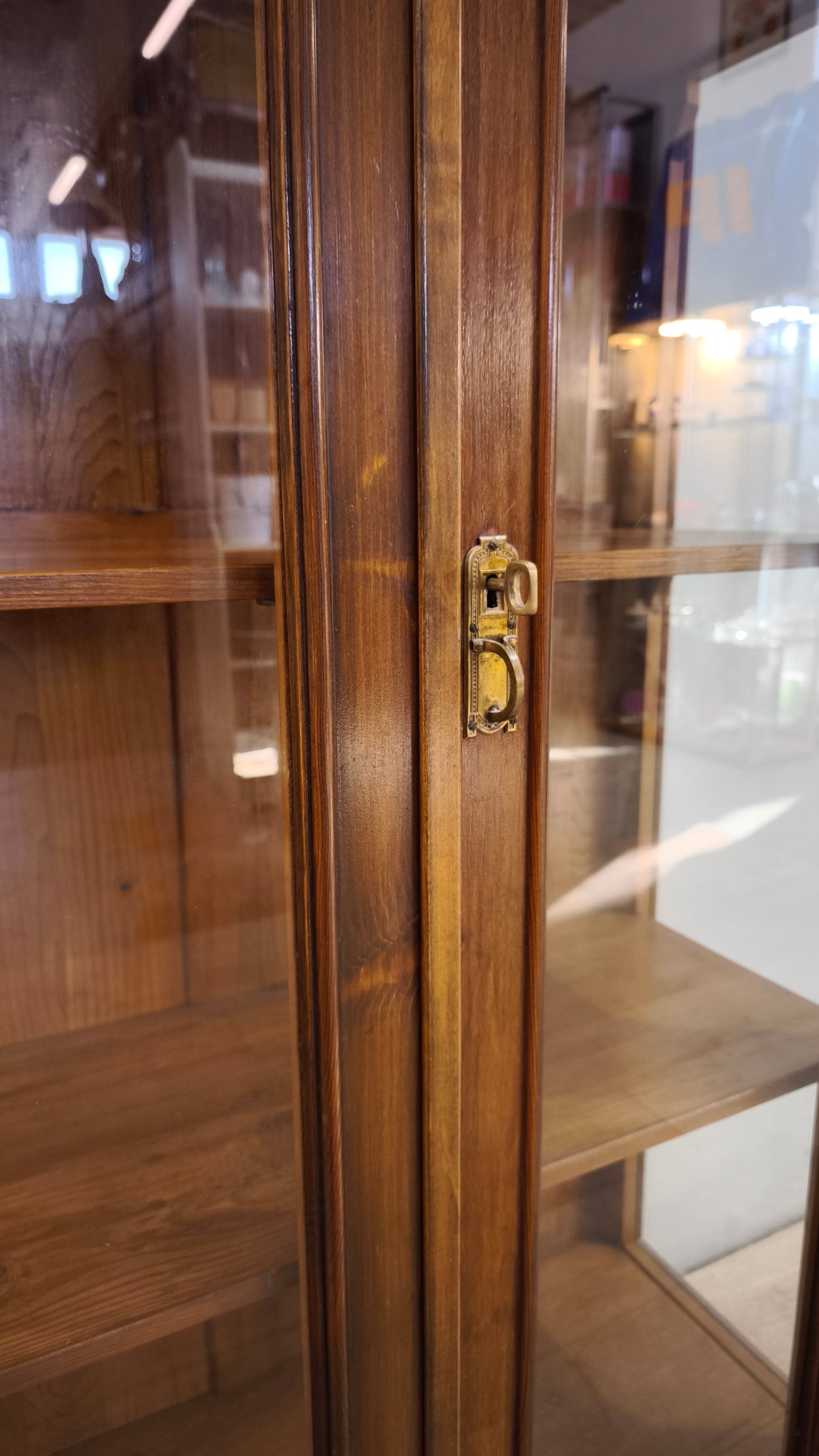 79018 Vetrina in legno due sportelli