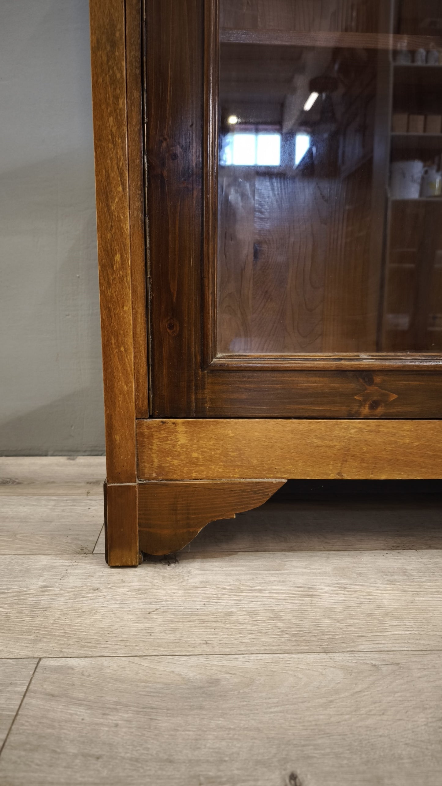 79018 Vetrina in legno due sportelli