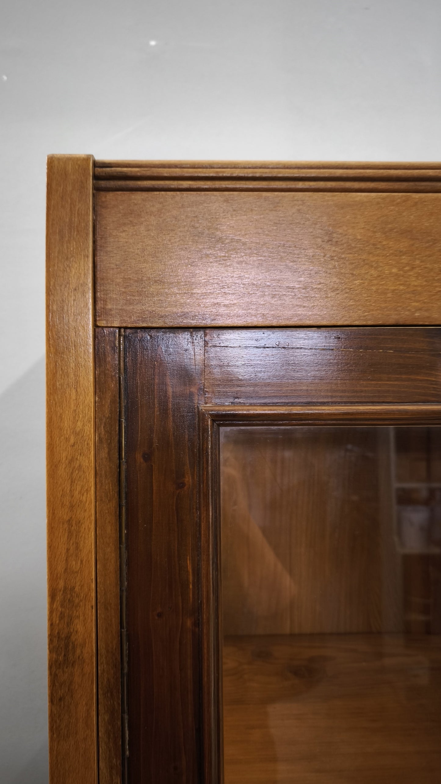 79018 Vetrina in legno due sportelli