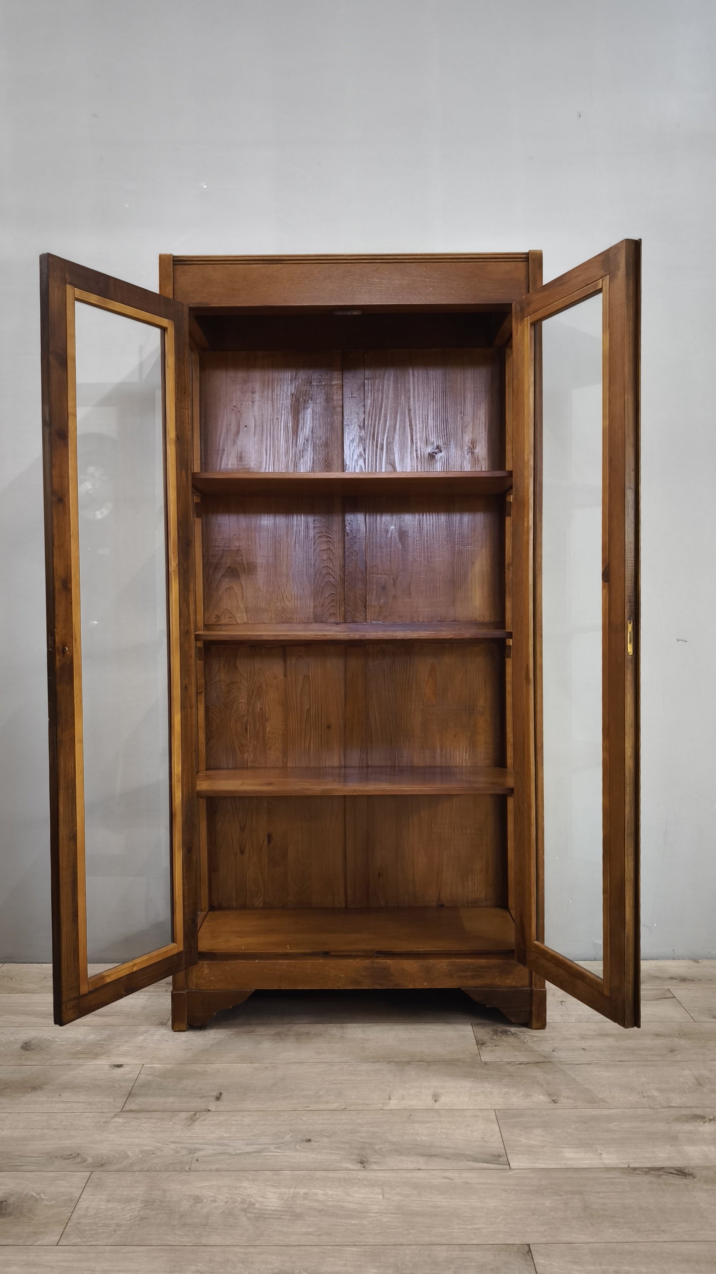 79018 Vetrina in legno due sportelli