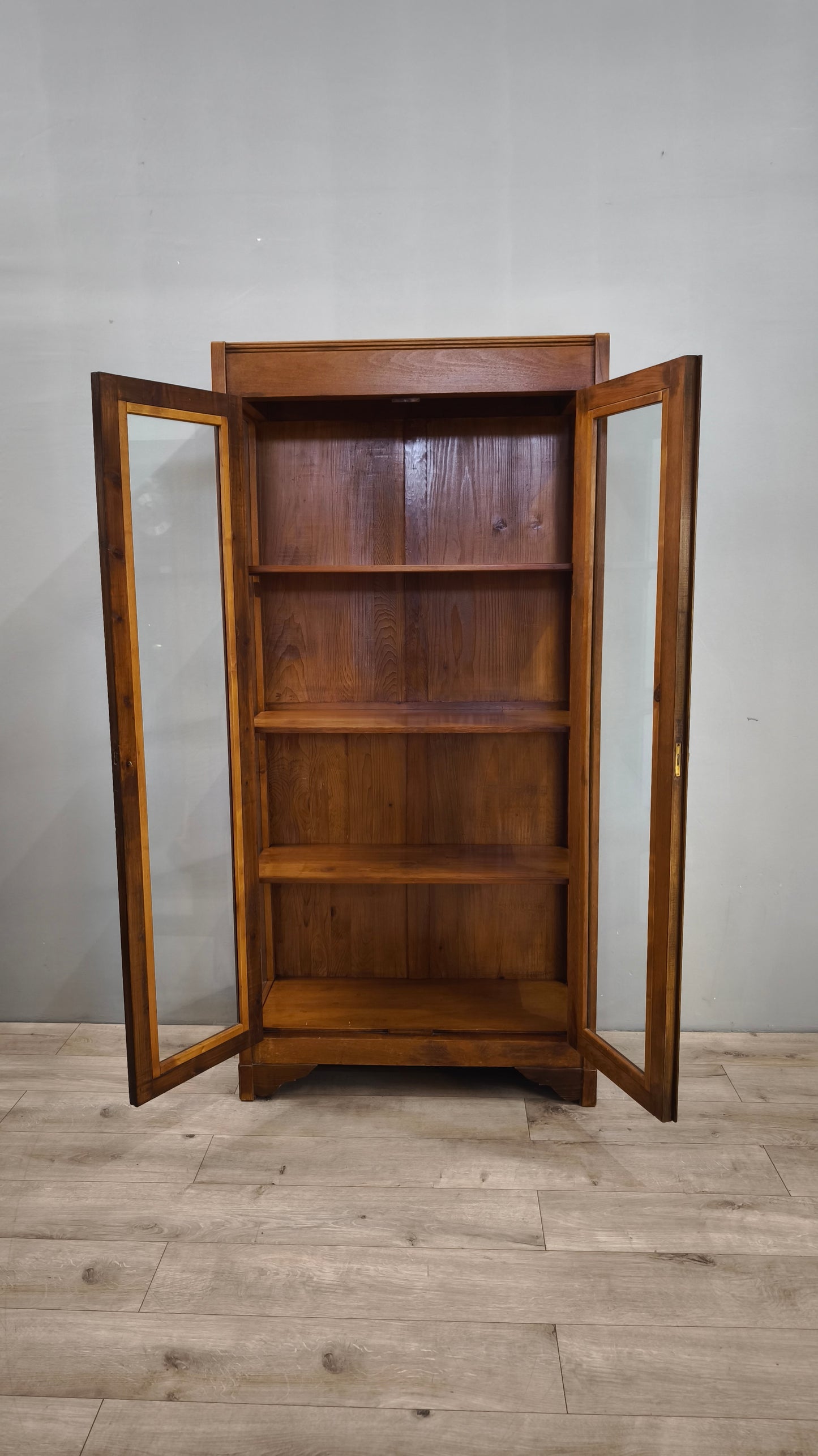 79018 Vetrina in legno due sportelli
