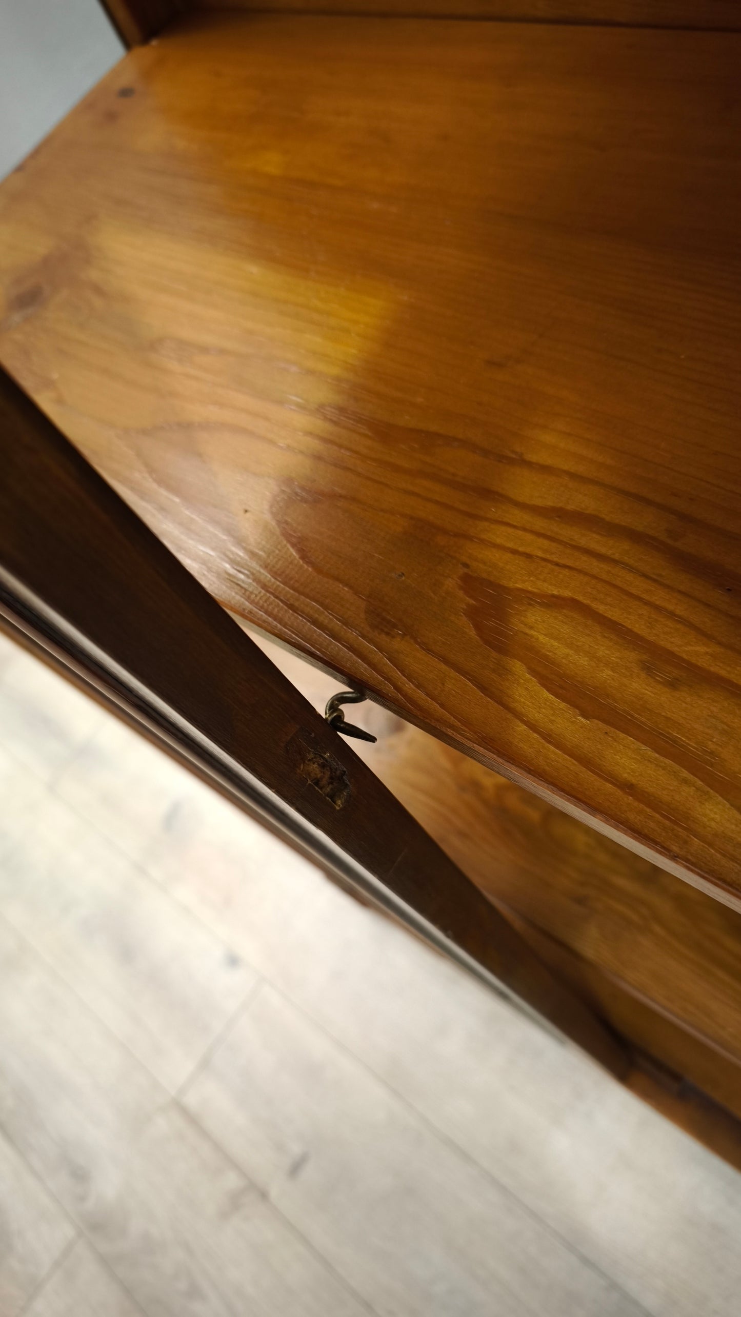 79018 Vetrina in legno due sportelli
