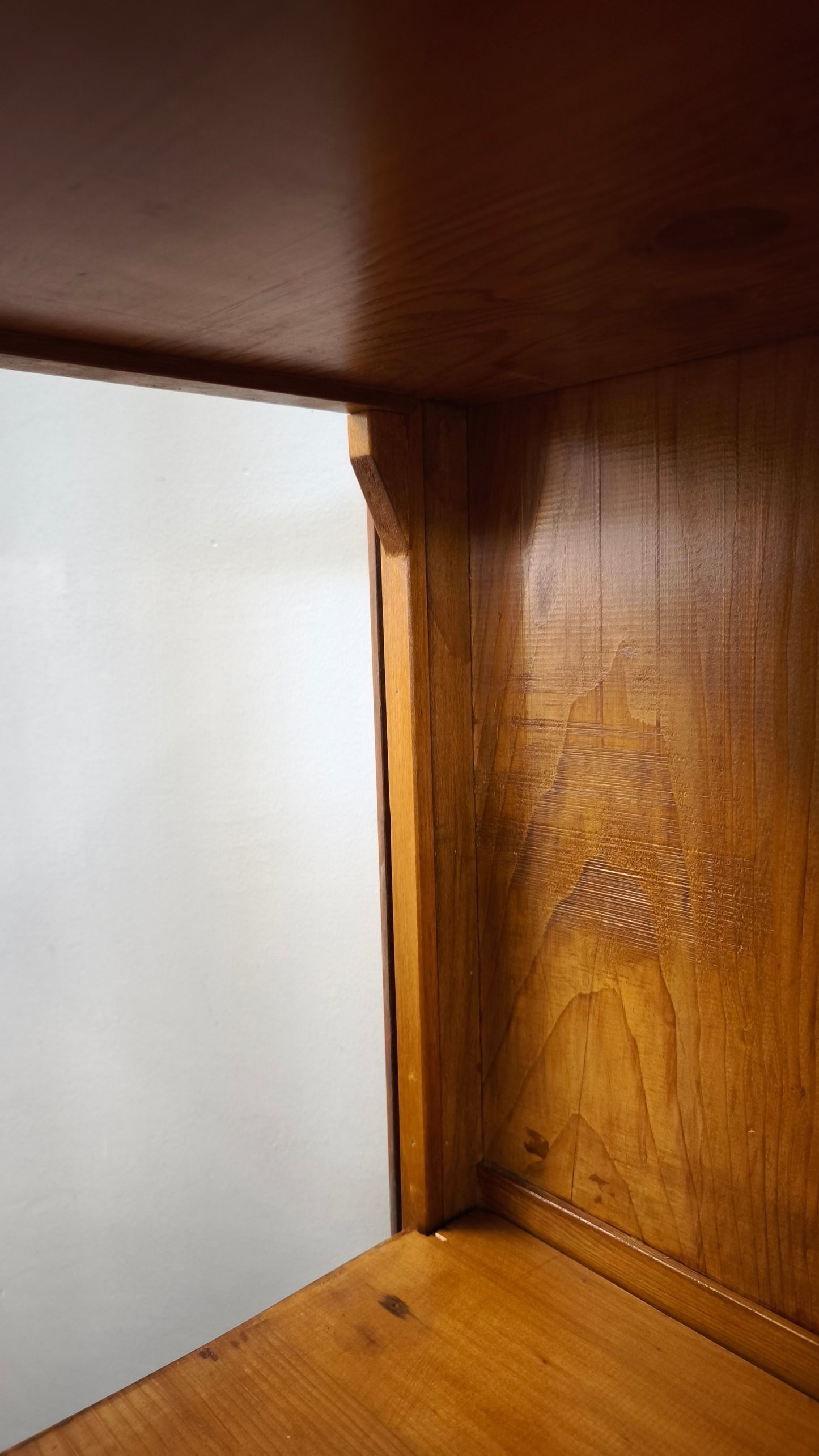 79018 Vetrina in legno due sportelli