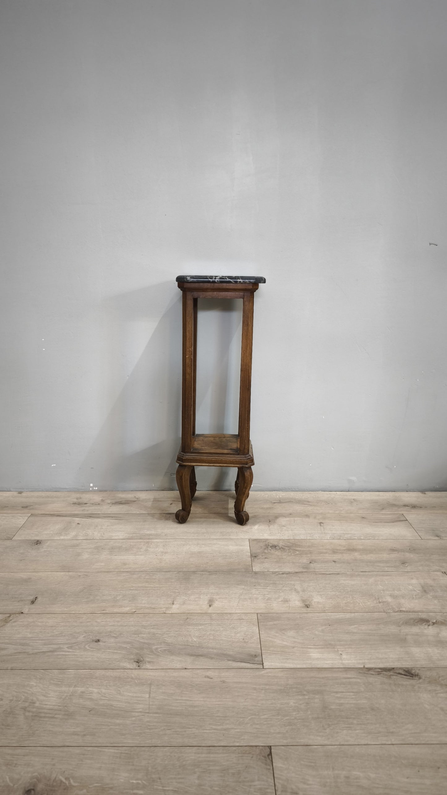79084 Alzata in legno con piano in marmo grigio